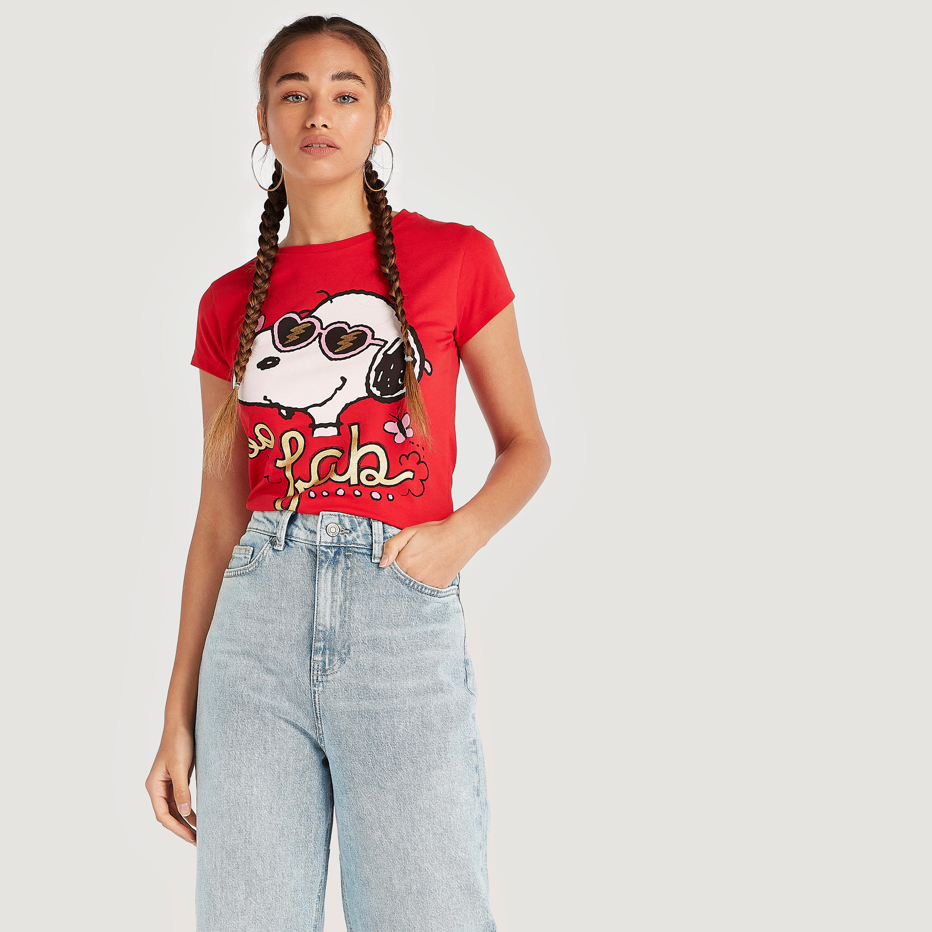 تيشيرت بياقة ضيقة وأكمام كاب وطبعات سنوبي-women-clothing-tshirts-image-5