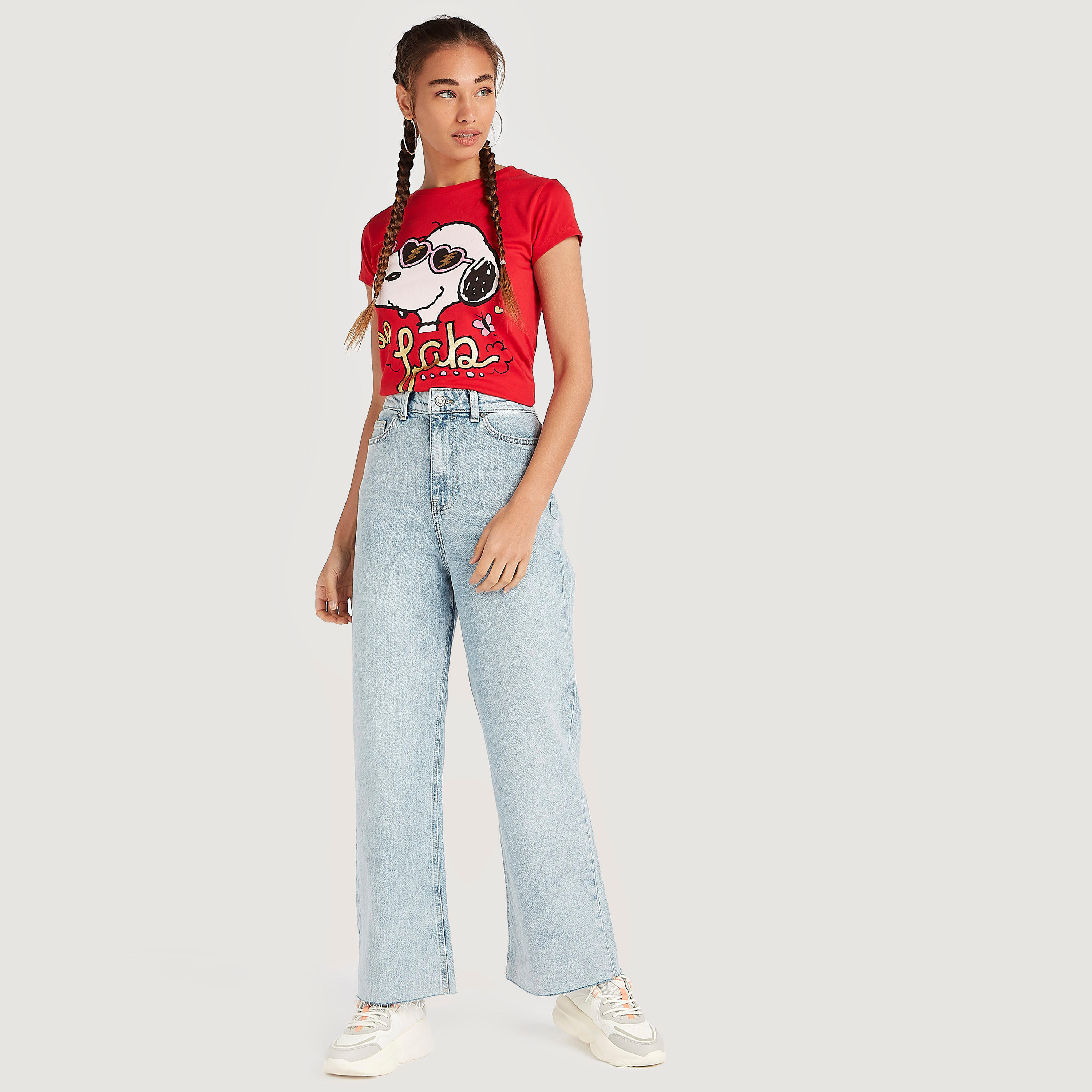 تيشيرت بياقة ضيقة وأكمام كاب وطبعات سنوبي-women-clothing-tshirts-image-4