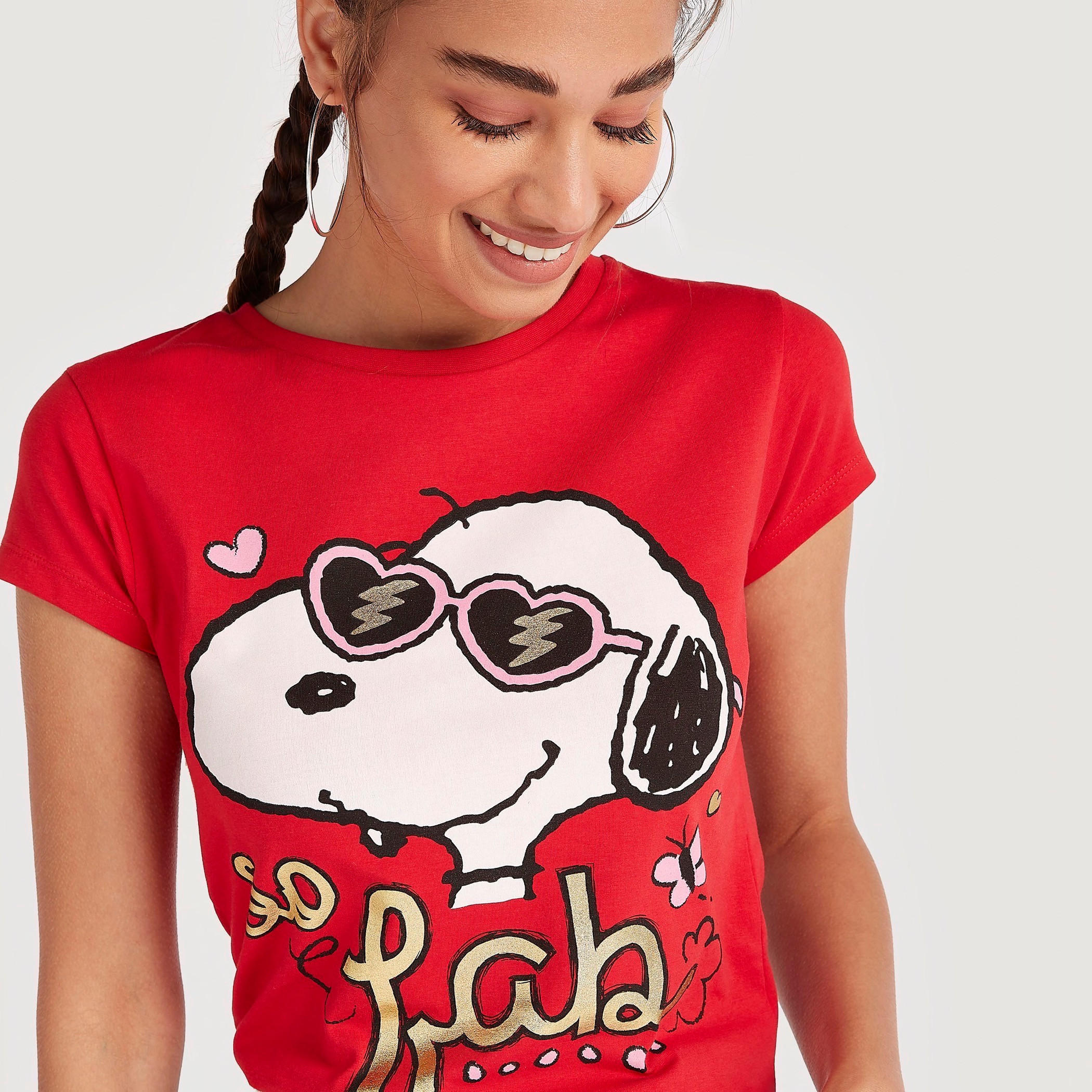 تيشيرت بياقة ضيقة وأكمام كاب وطبعات سنوبي-women-clothing-tshirts-image-3