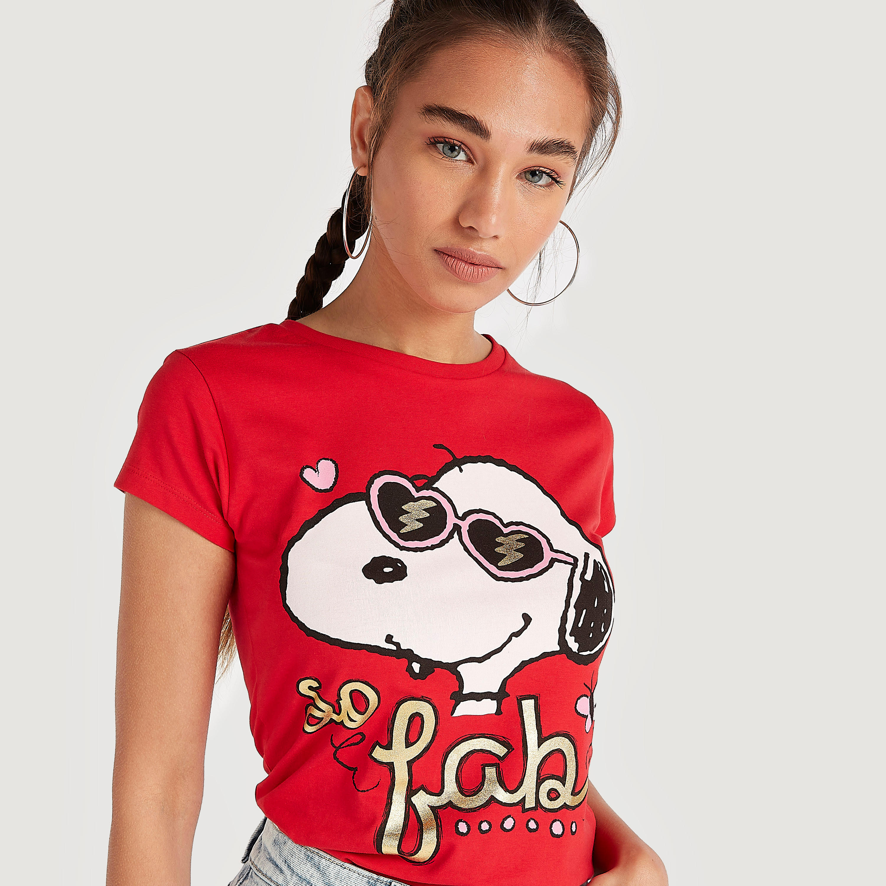 تيشيرت بياقة ضيقة وأكمام كاب وطبعات سنوبي-women-clothing-tshirts-image-1