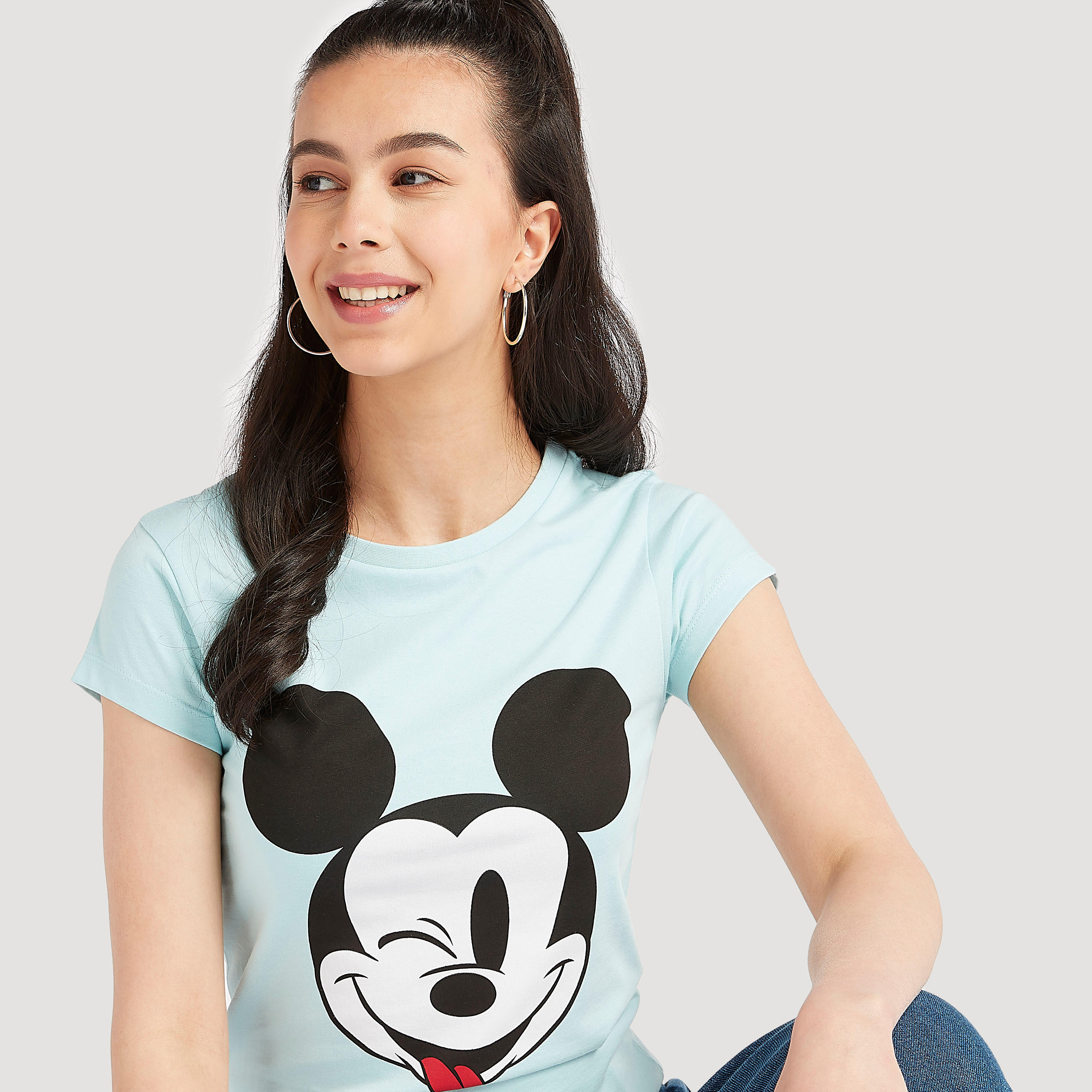 تيشيرت بياقة ضيّقة وأكمام كاب وطبعات ميكي ماوس-women-clothing-tshirts-image-3