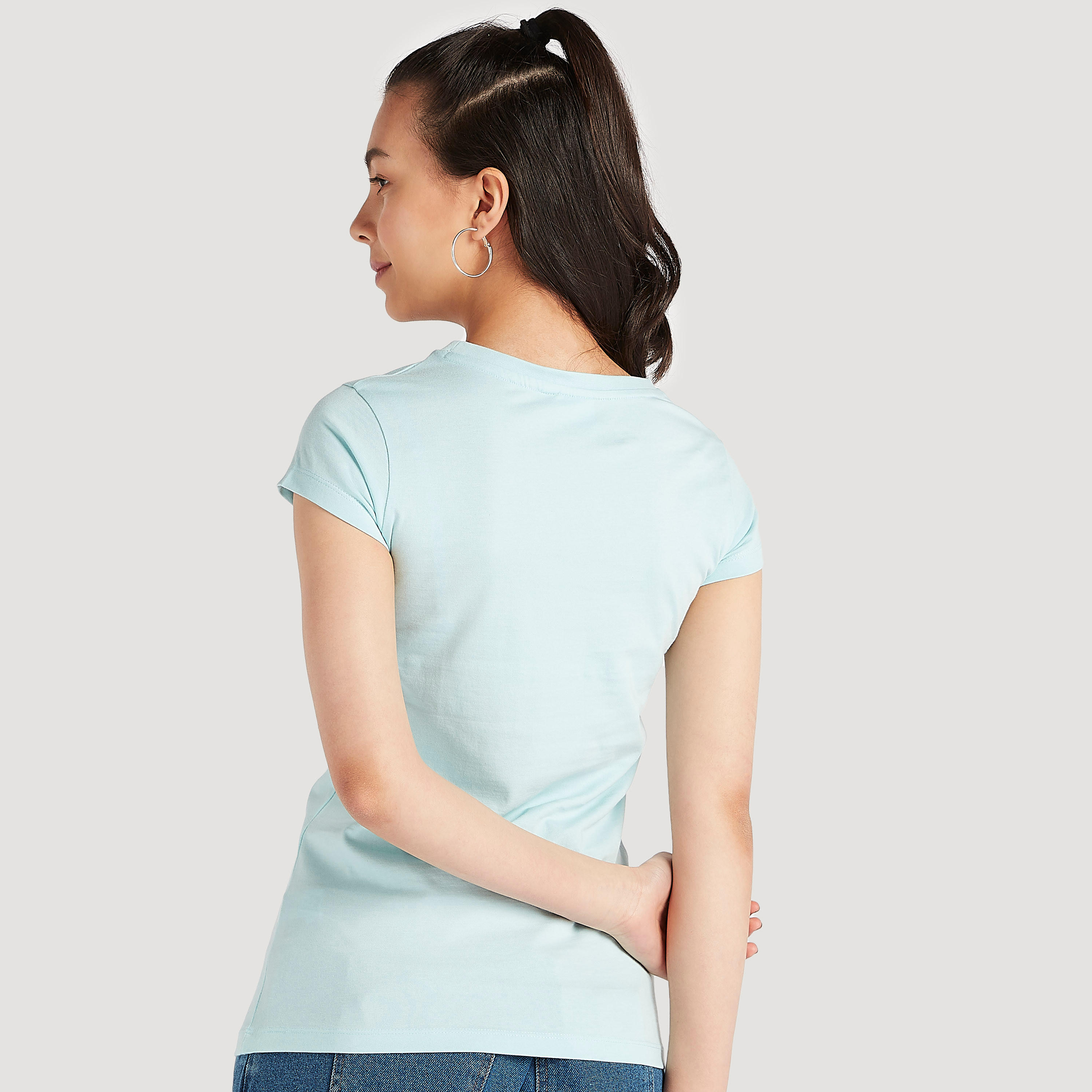 تيشيرت بياقة ضيّقة وأكمام كاب وطبعات ميكي ماوس-women-clothing-tshirts-image-4