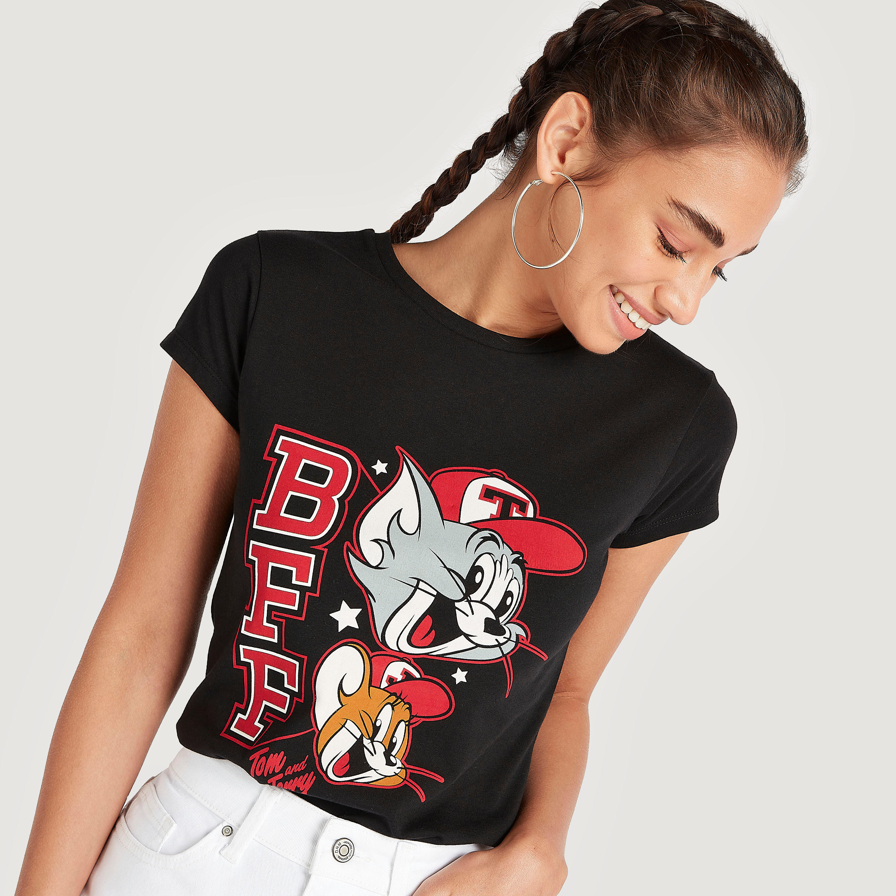 تيشيرت بياقة ضيقة وأكمام كاب وطبعات توم أند جيري-women-clothing-tshirts-image-3