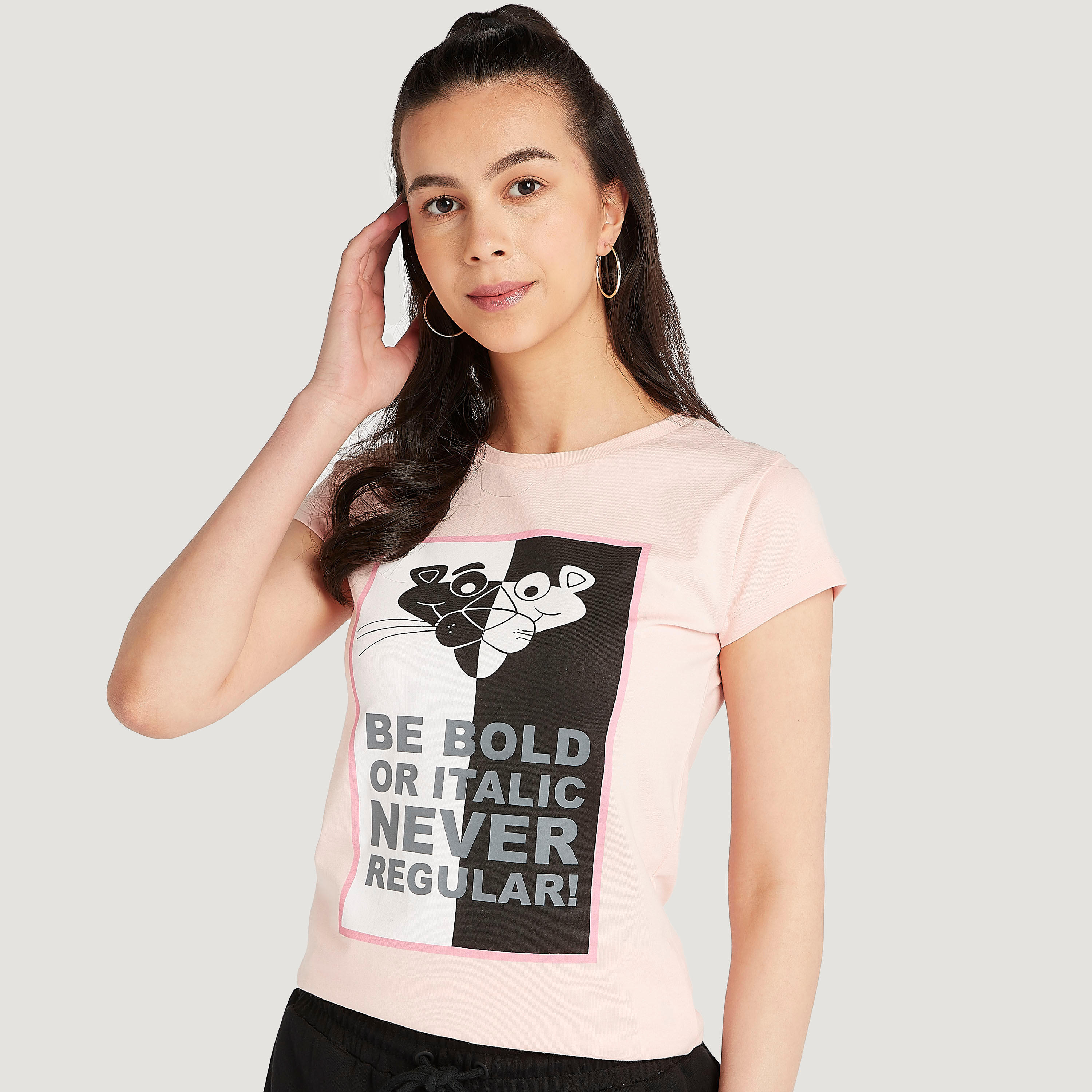 تيشيرت بياقة ضيقة وأكمام كاب وطبعات ذي بينك بانتر-women-clothing-tshirts-image-1