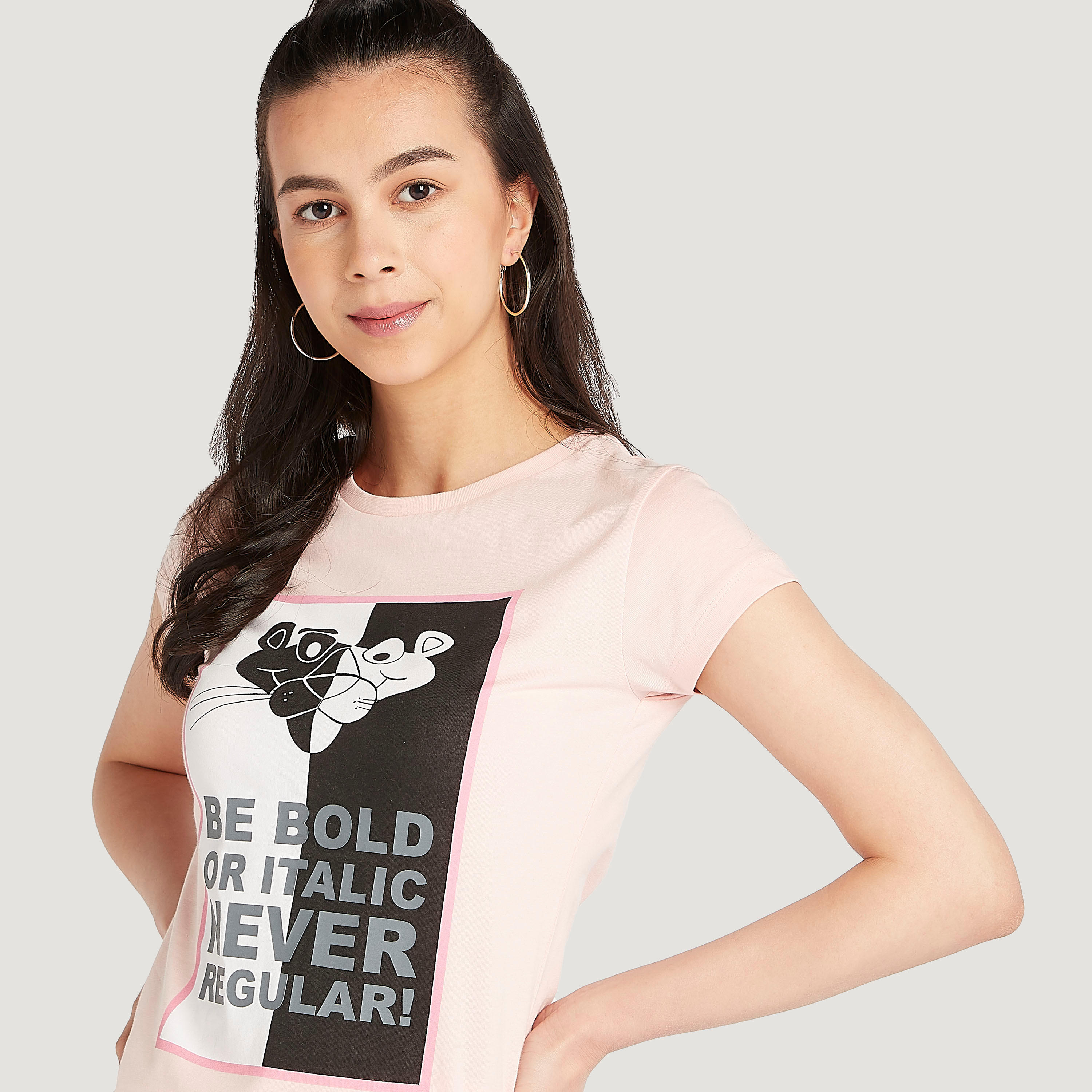 تيشيرت بياقة ضيقة وأكمام كاب وطبعات ذي بينك بانتر-women-clothing-tshirts-image-3