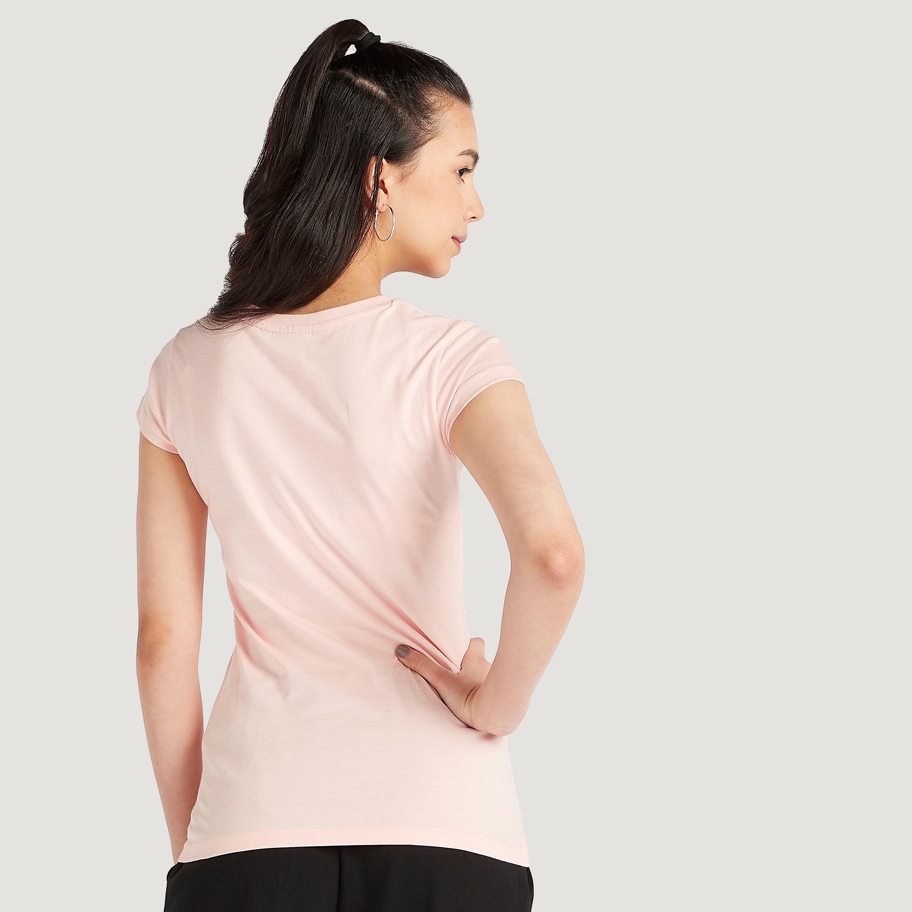 تيشيرت بياقة ضيقة وأكمام كاب وطبعات ذي بينك بانتر-women-clothing-tshirts-image-4