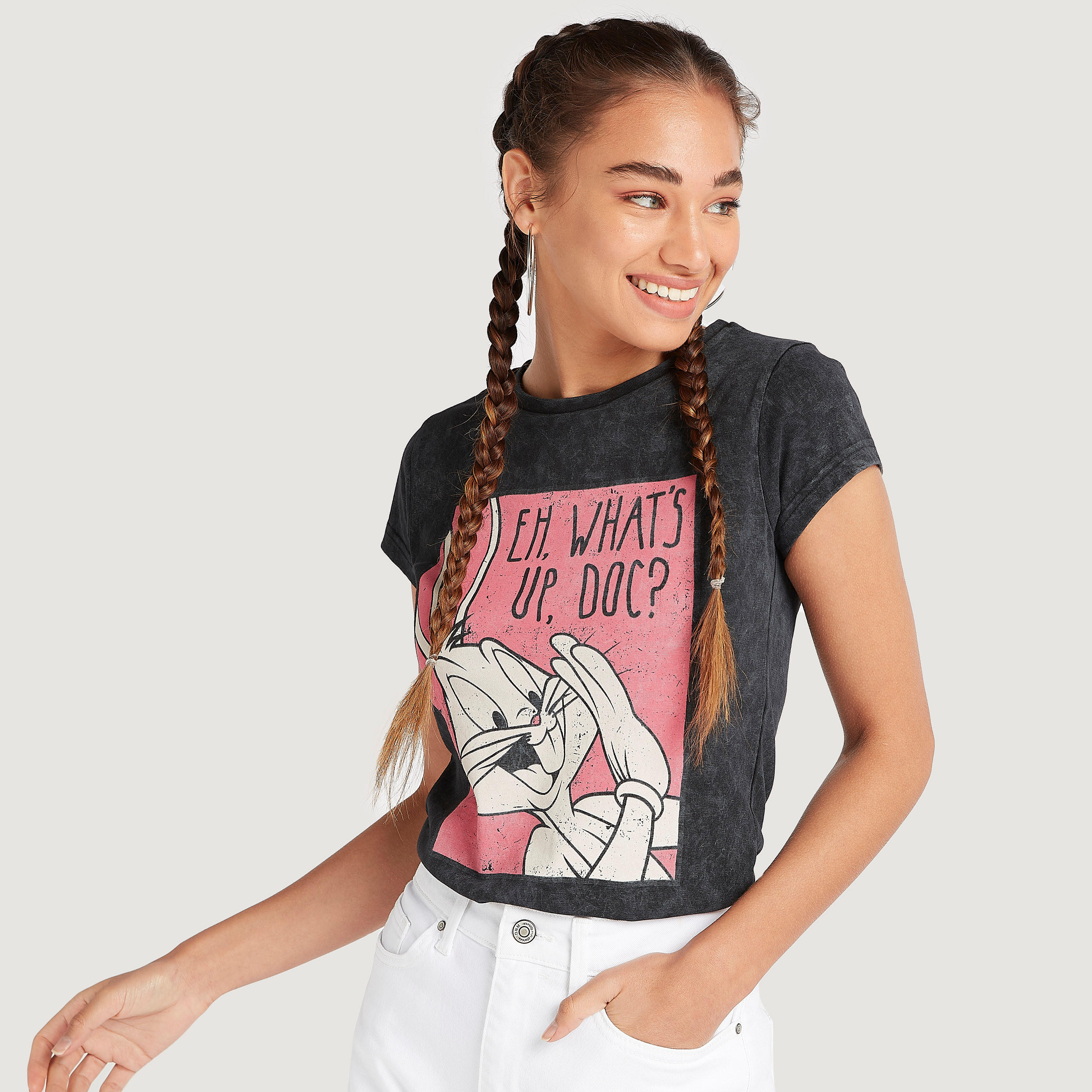 تيشيرت بياقة ضيّقة وأكمام كاب وطبعات باجز باني-women-clothing-tshirts-image-1