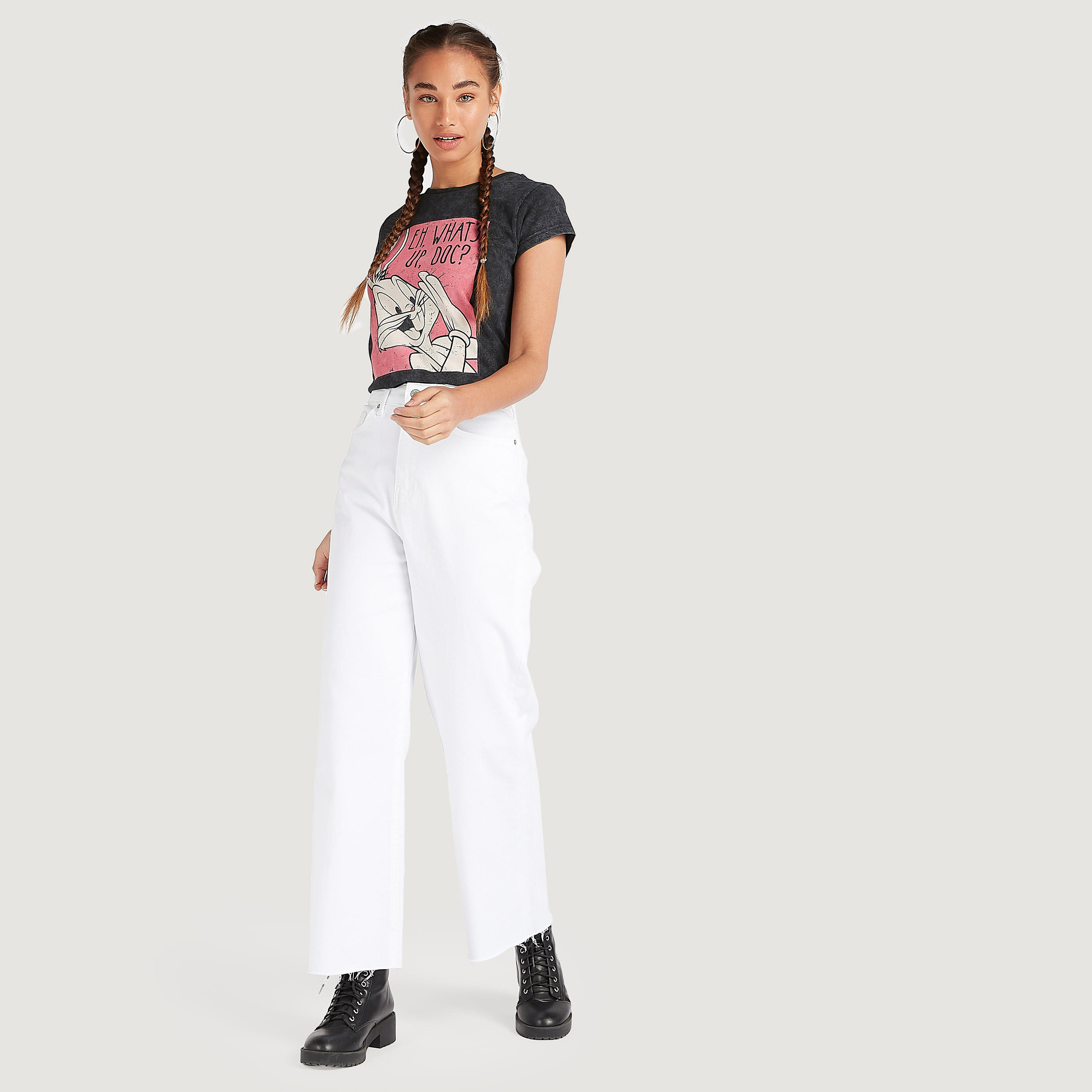 تيشيرت بياقة ضيّقة وأكمام كاب وطبعات باجز باني-women-clothing-tshirts-image-2