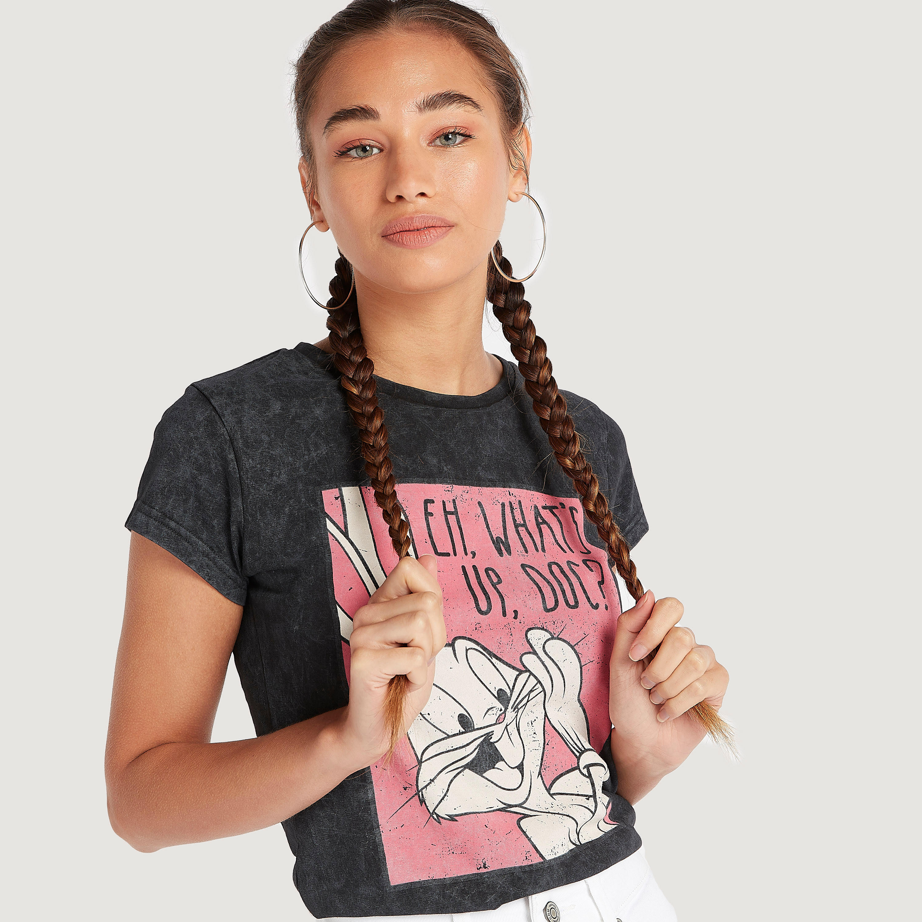 تيشيرت بياقة ضيّقة وأكمام كاب وطبعات باجز باني-women-clothing-tshirts-image-3