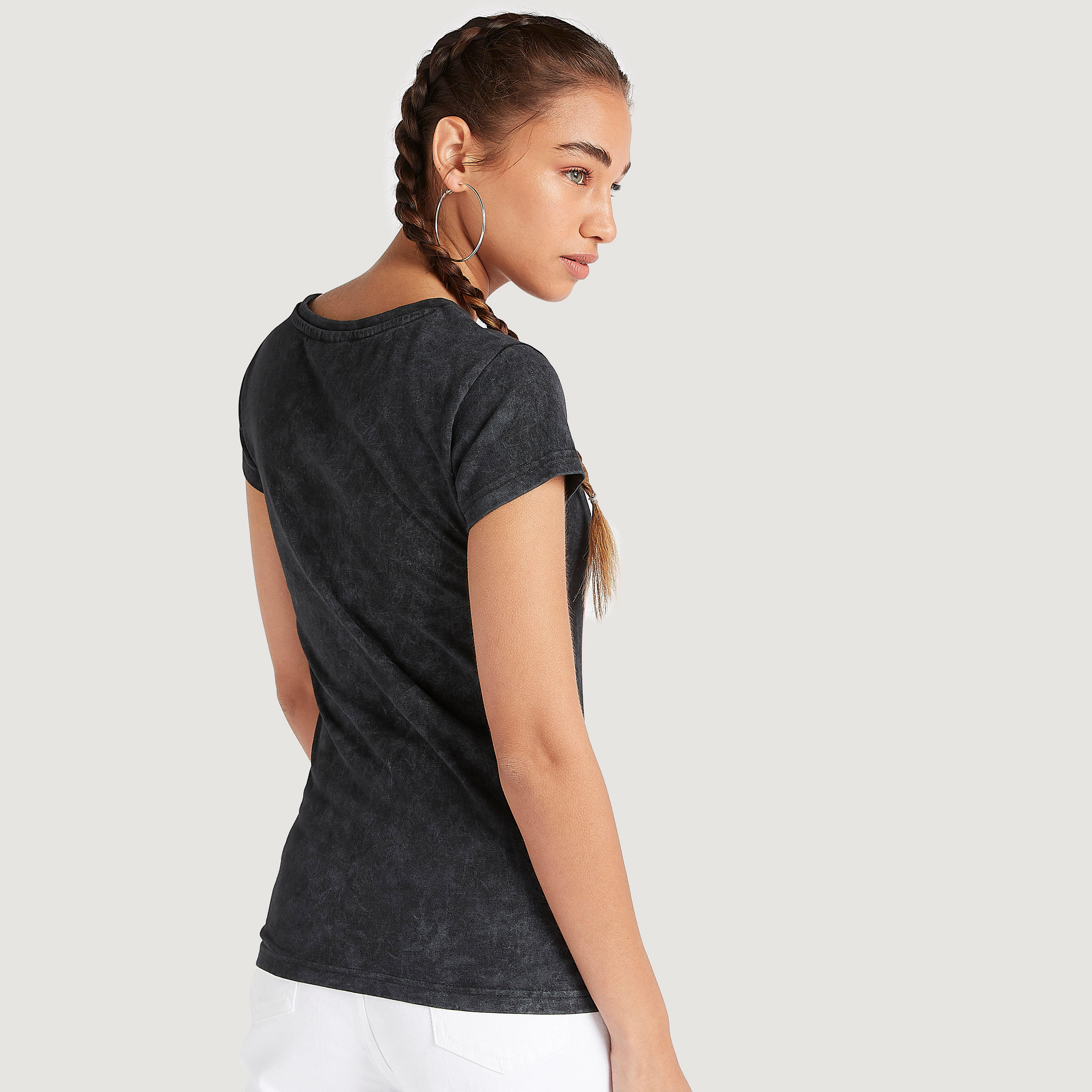 تيشيرت بياقة ضيّقة وأكمام كاب وطبعات باجز باني-women-clothing-tshirts-image-4