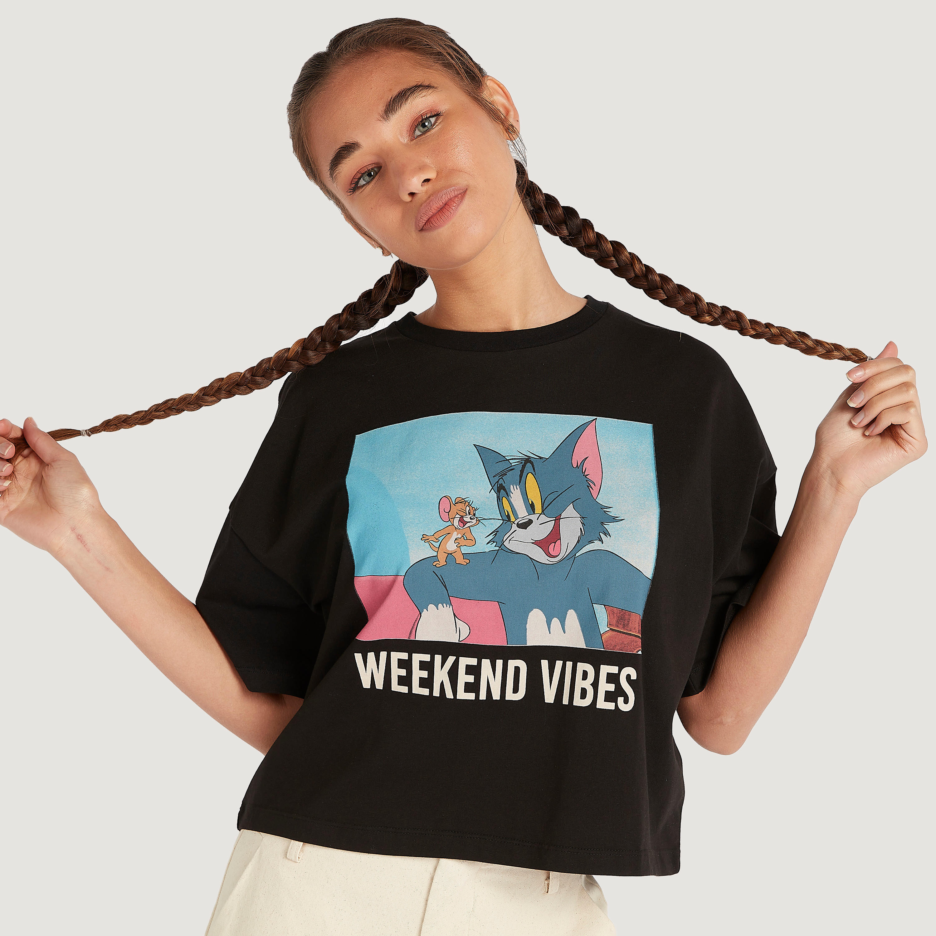 تيشيرت بياقة ضيّقة وأكمام قصيرة وطبعات توم آند جيري-women-clothing-tshirts-image-1