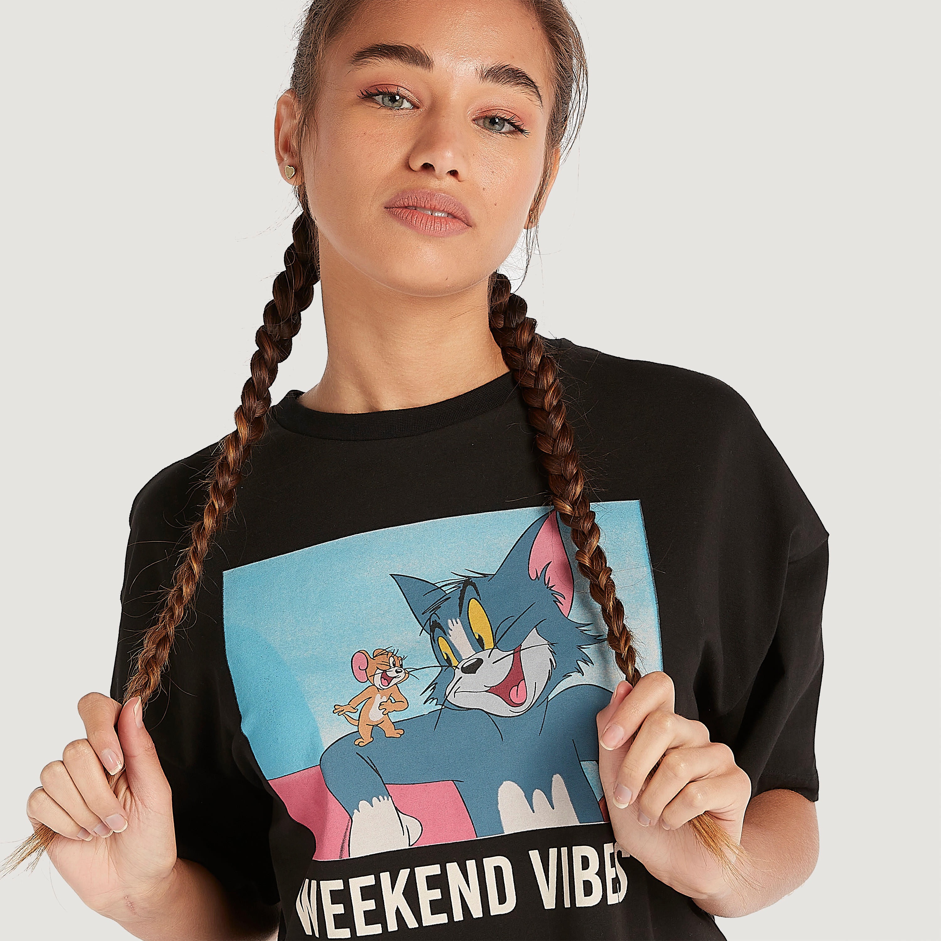 تيشيرت بياقة ضيّقة وأكمام قصيرة وطبعات توم آند جيري-women-clothing-tshirts-image-3
