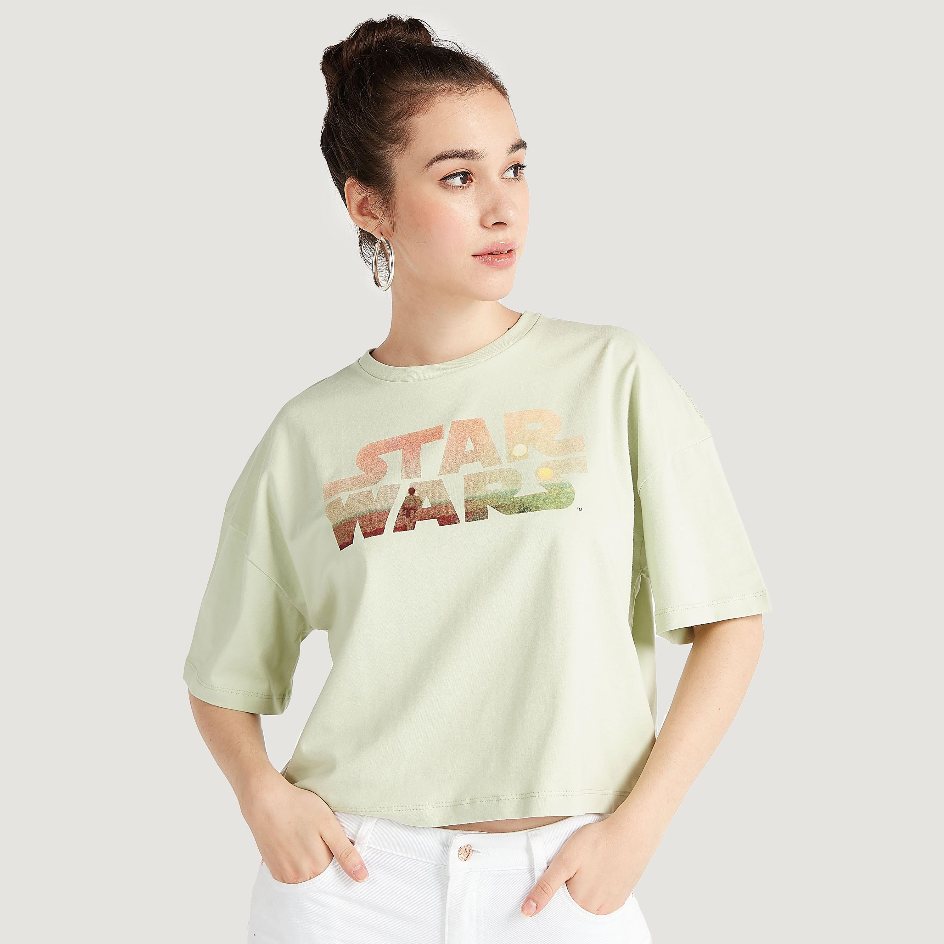 تيشيرت بوكسي قصير بطبعات ستار وورز مع ياقة v وأكمام قصيرة-women-clothing-tshirts-image-1