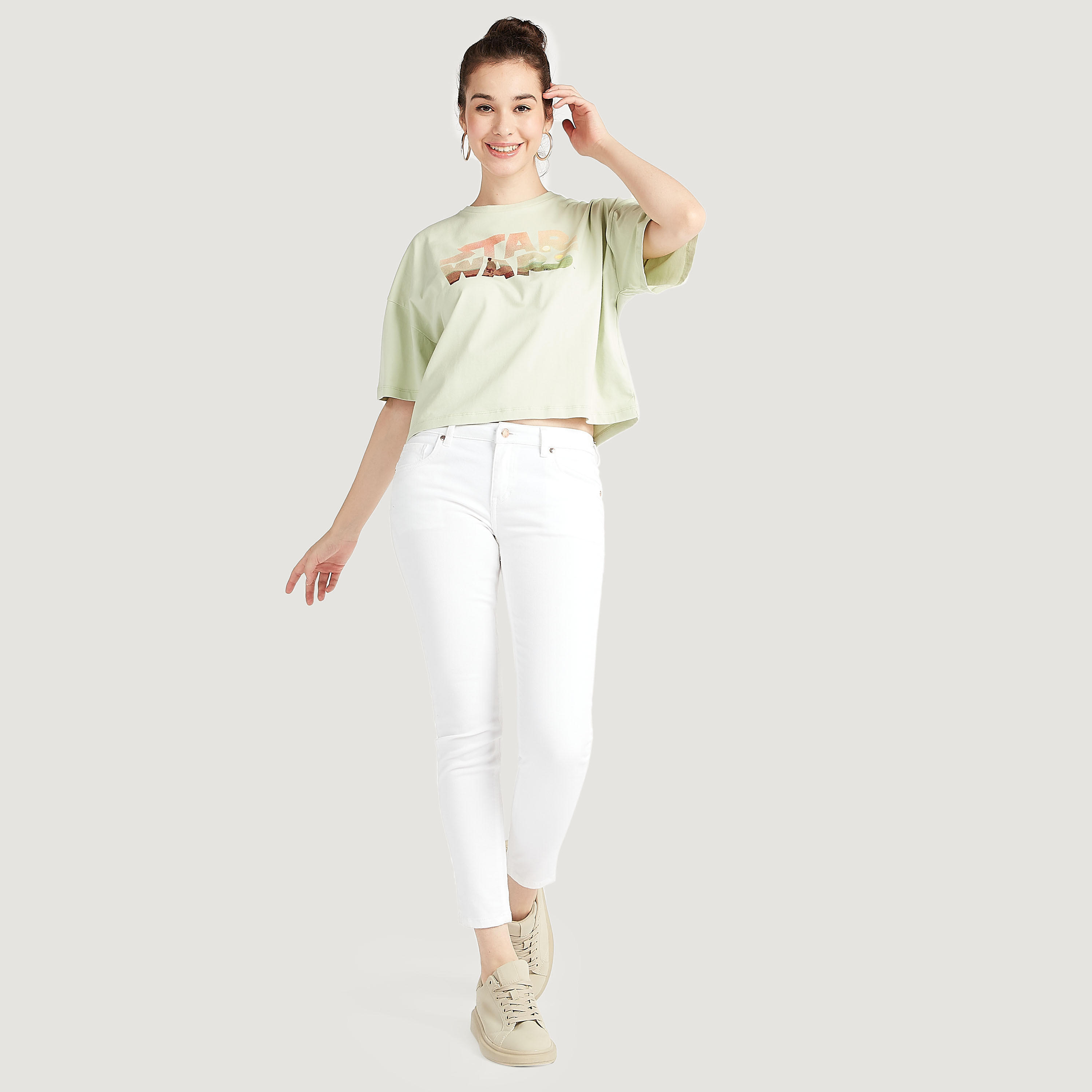تيشيرت بوكسي قصير بطبعات ستار وورز مع ياقة v وأكمام قصيرة-women-clothing-tshirts-image-2