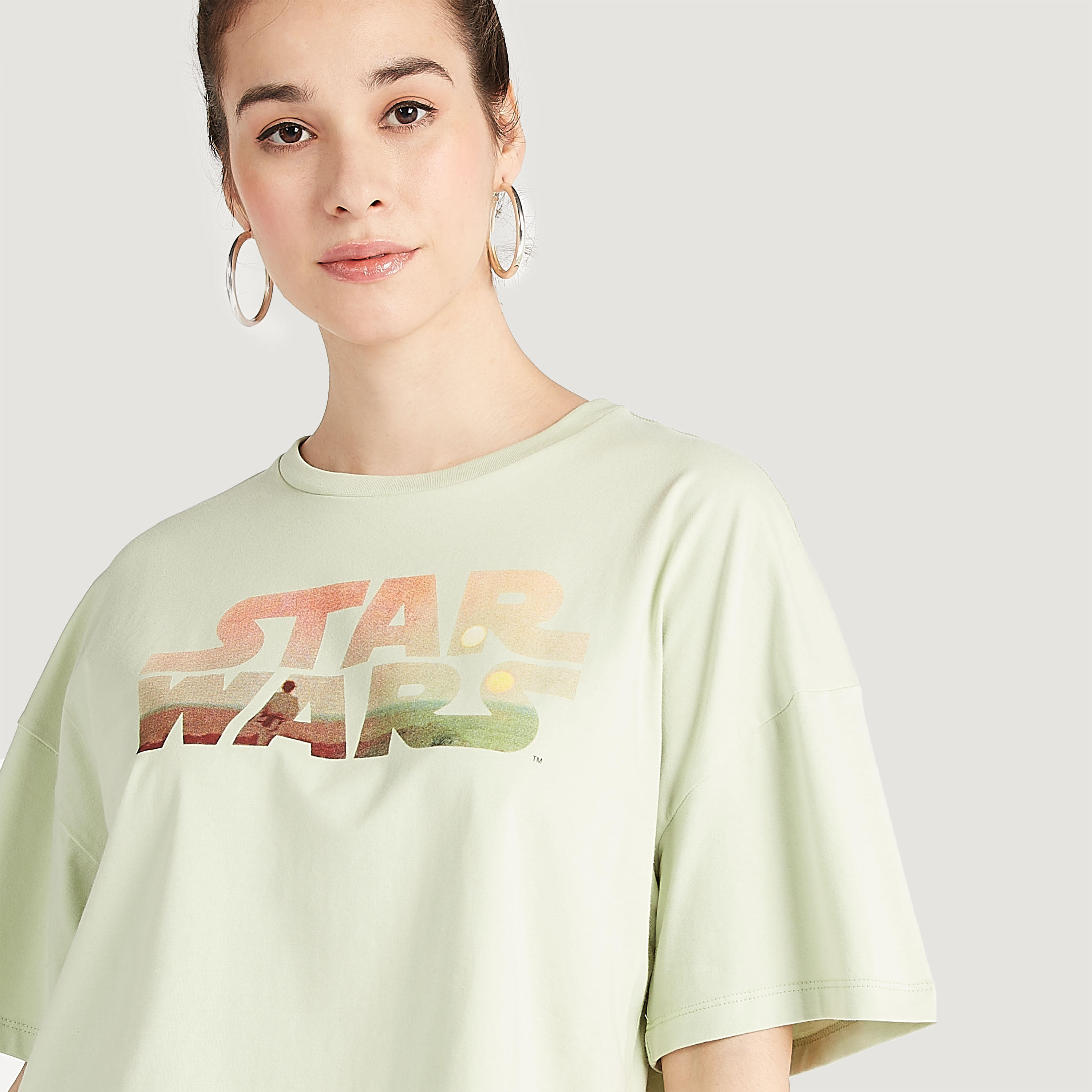 تيشيرت بوكسي قصير بطبعات ستار وورز مع ياقة v وأكمام قصيرة-women-clothing-tshirts-image-3