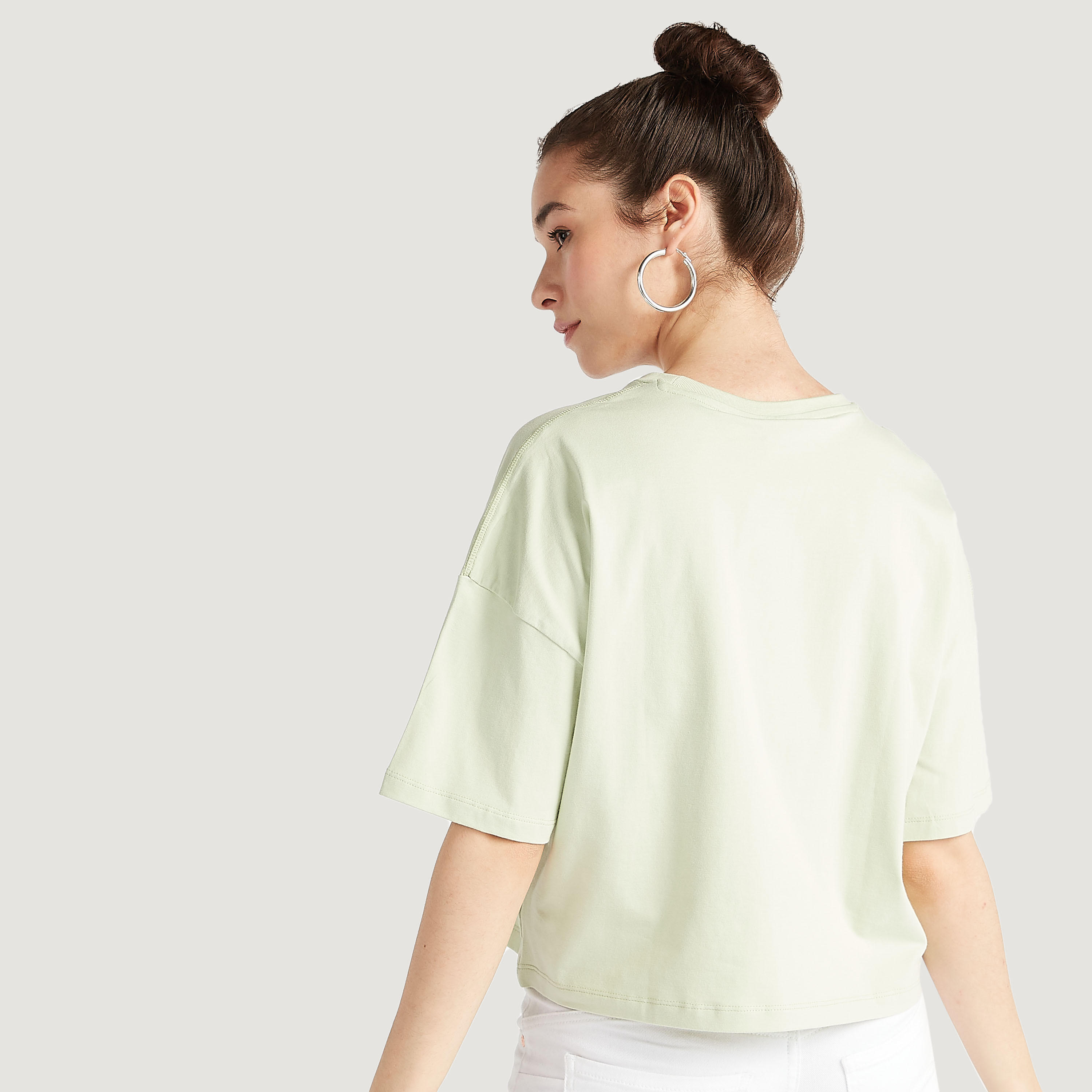 تيشيرت بوكسي قصير بطبعات ستار وورز مع ياقة v وأكمام قصيرة-women-clothing-tshirts-image-4