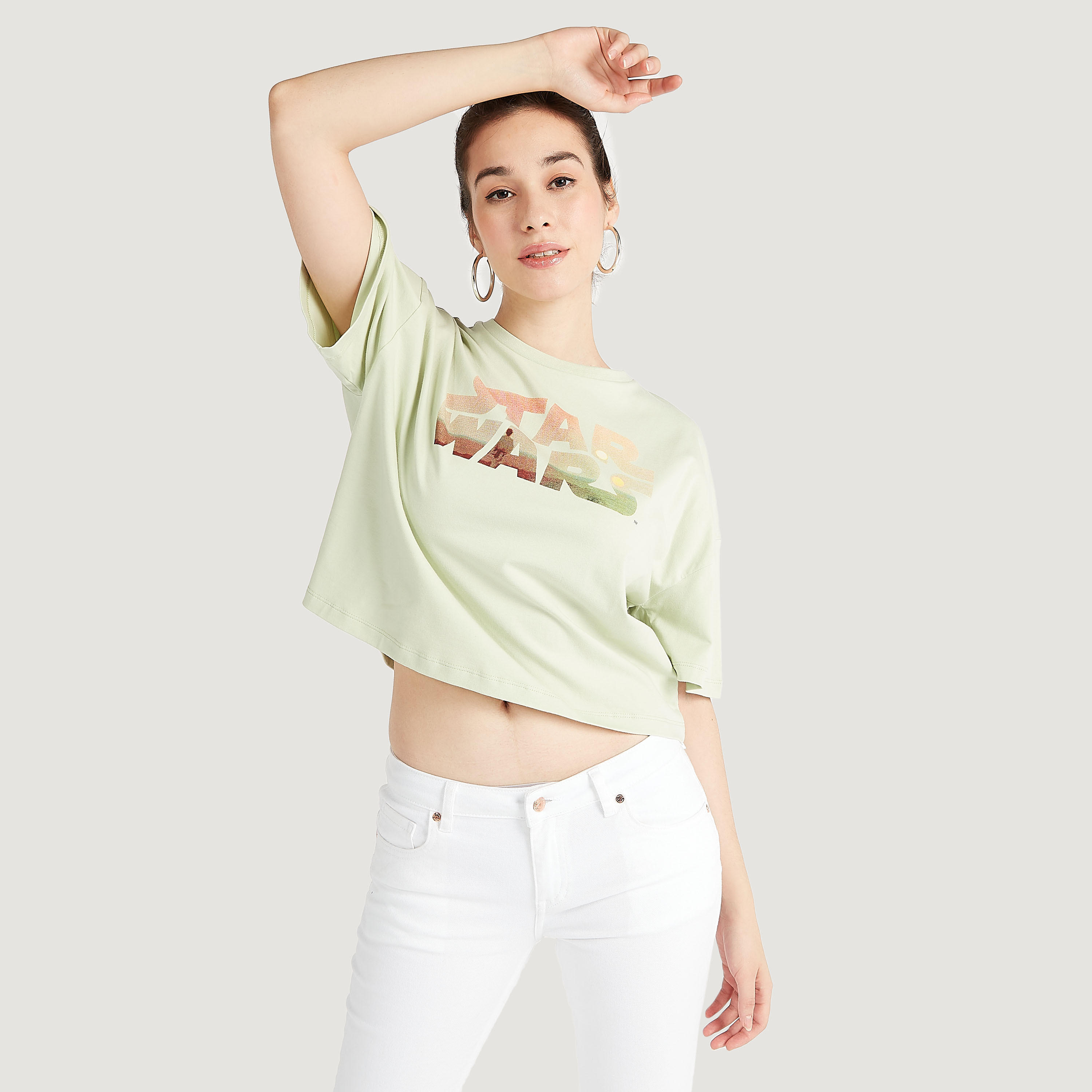 تيشيرت بوكسي قصير بطبعات ستار وورز مع ياقة v وأكمام قصيرة-women-clothing-tshirts-image-5