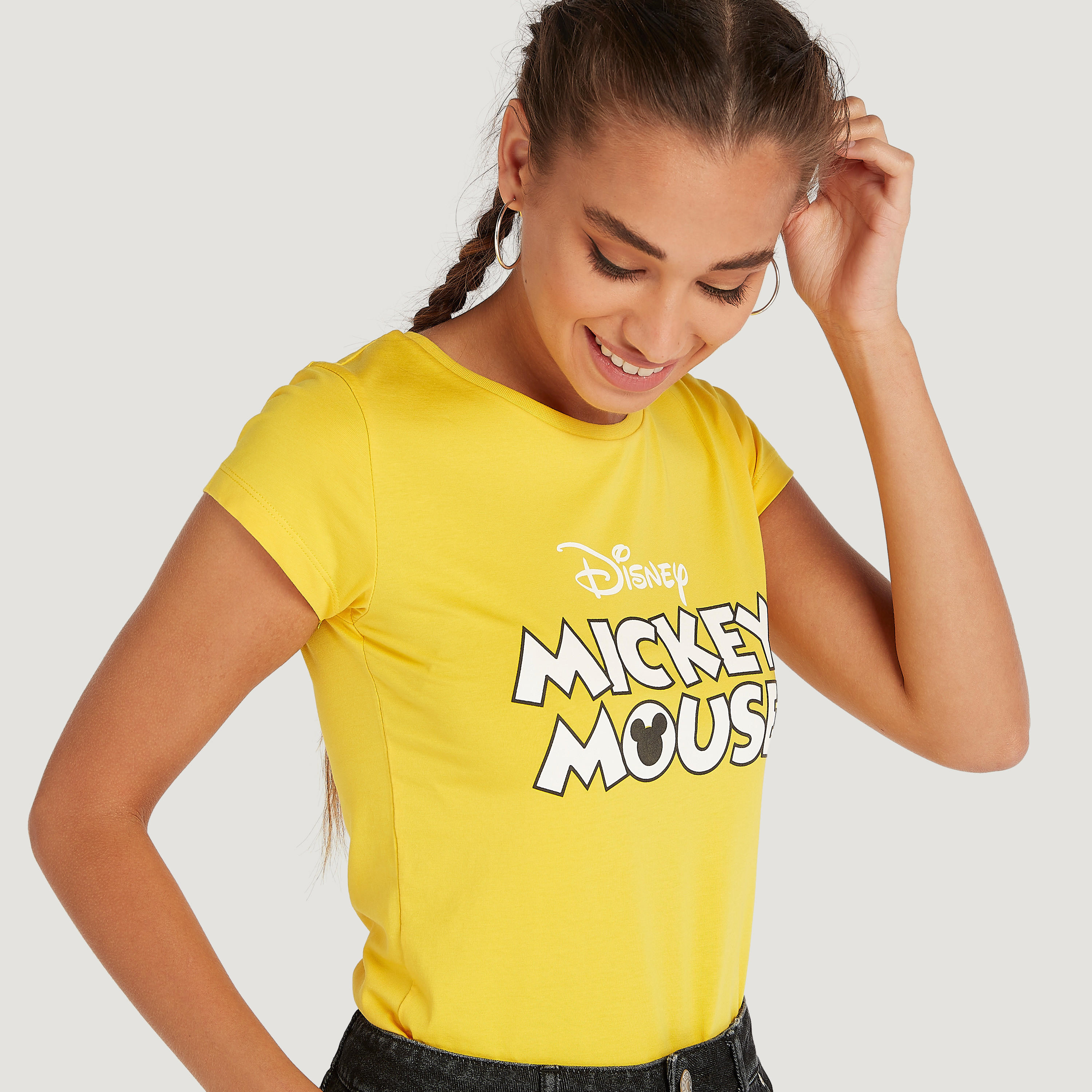 تيشيرت بياقة ضيّقة وأكمام كاب و طبعات ميكي ماوس-women-clothing-tshirts-image-1