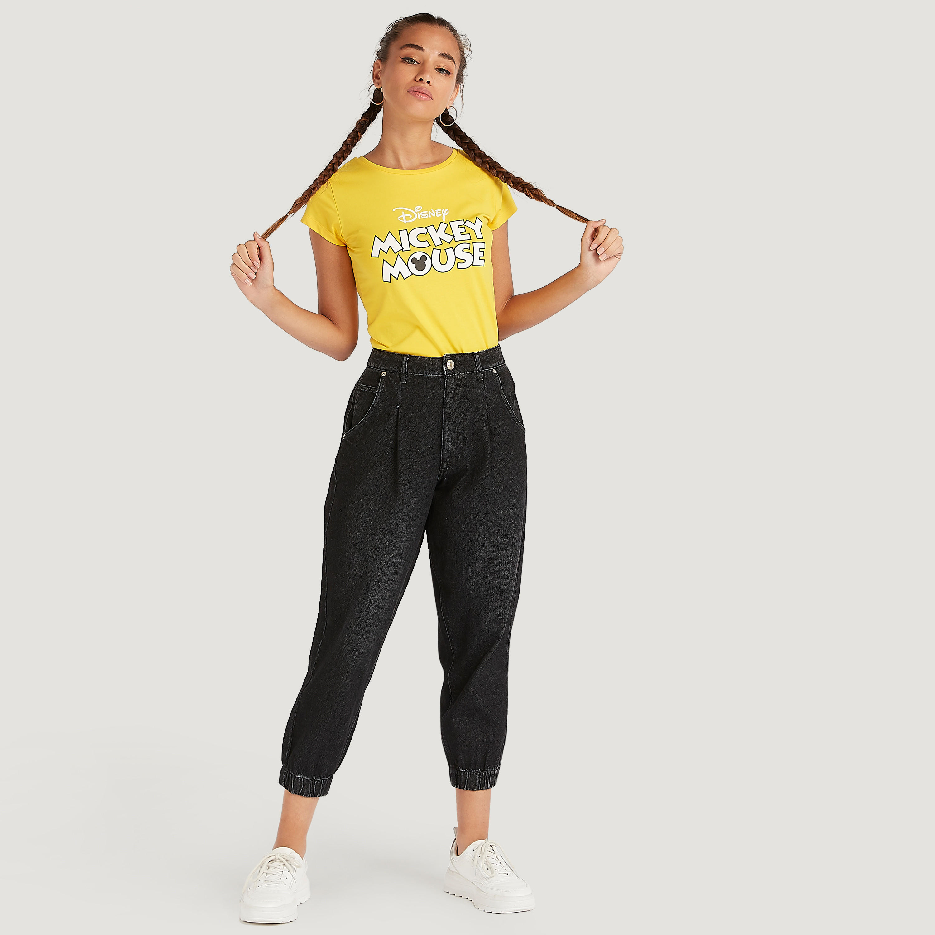 تيشيرت بياقة ضيّقة وأكمام كاب و طبعات ميكي ماوس-women-clothing-tshirts-image-2