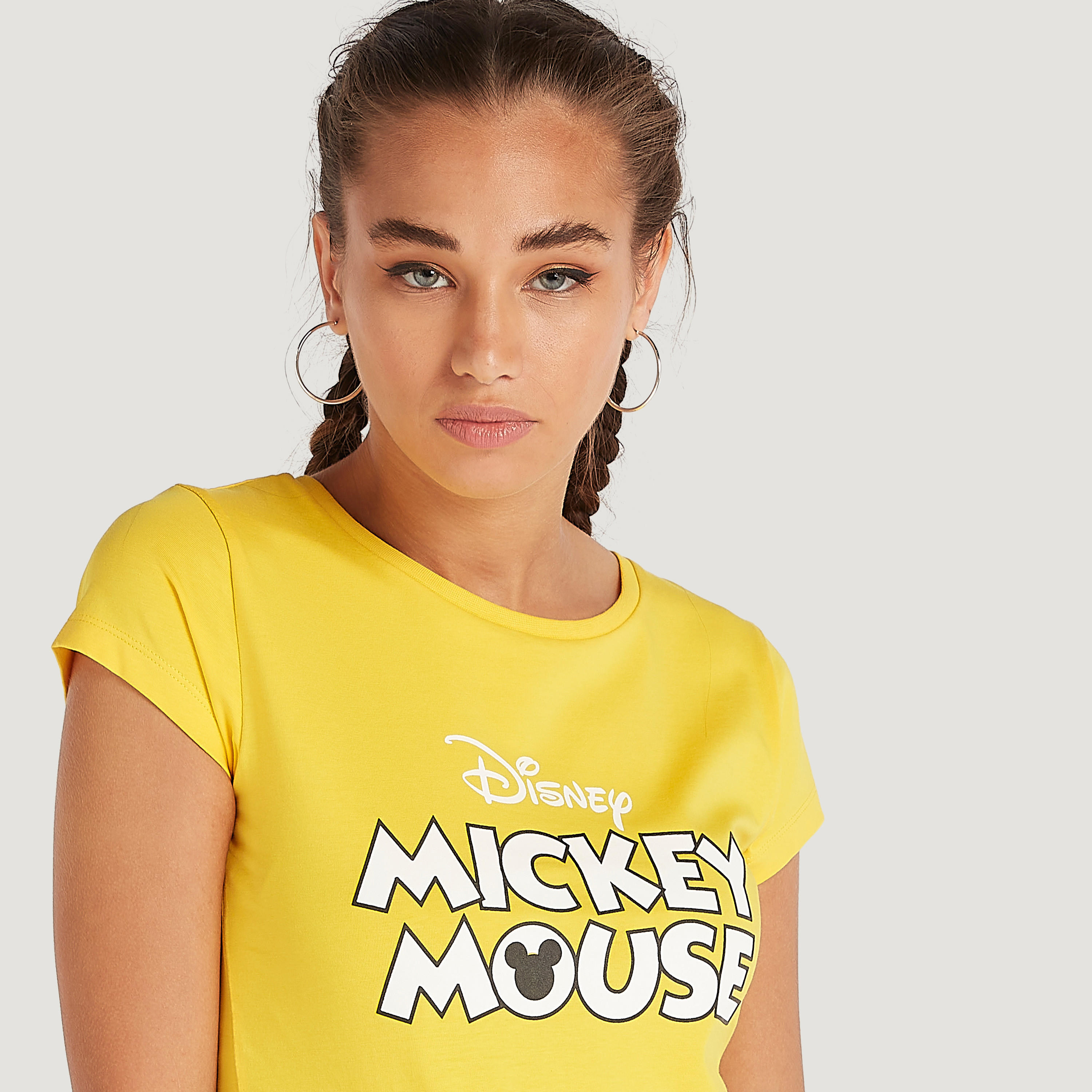 تيشيرت بياقة ضيّقة وأكمام كاب و طبعات ميكي ماوس-women-clothing-tshirts-image-3