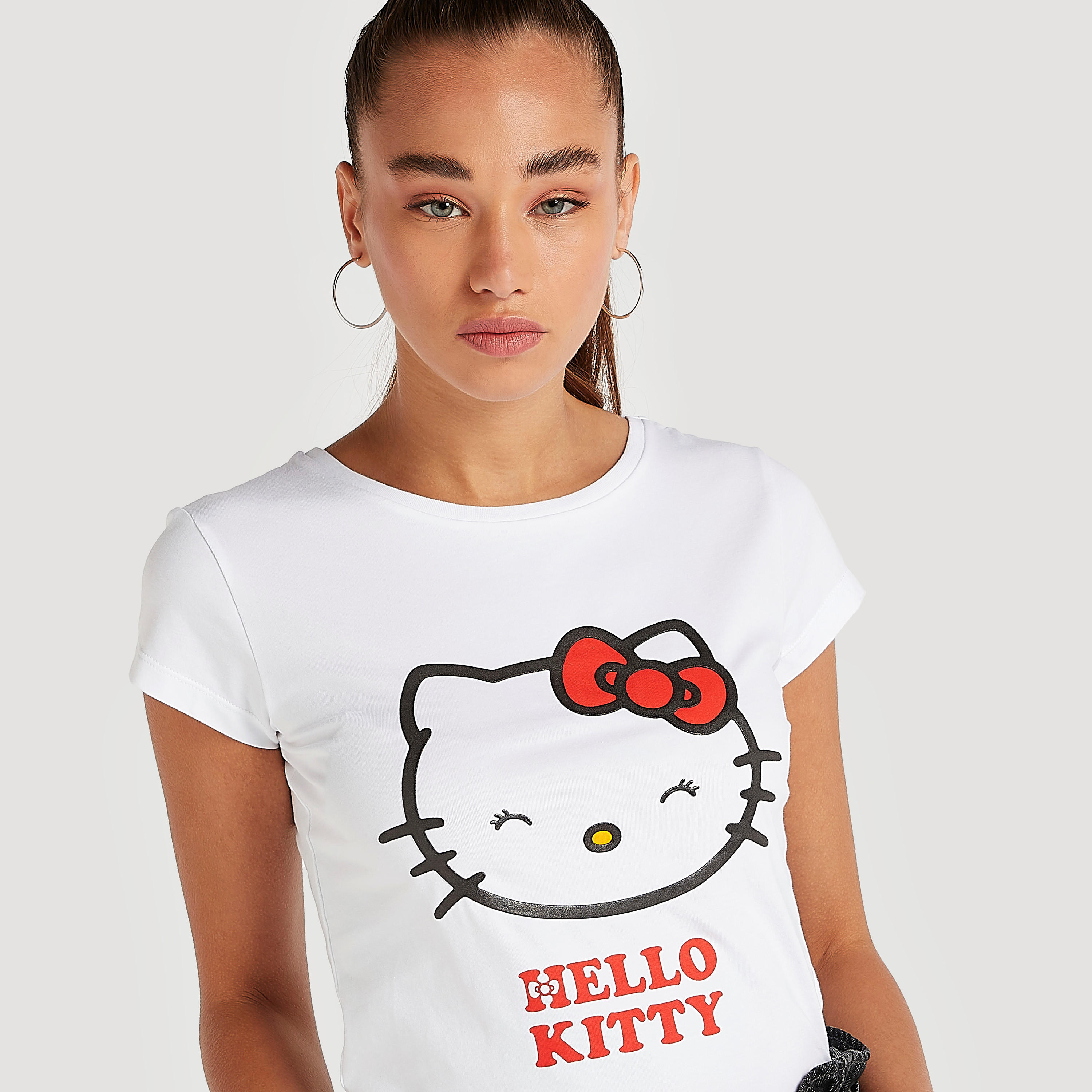 تيشيرت بياقة ضيقة وأكمام كاب وطبعات هاللو كيتي-women-clothing-tshirts-image-2