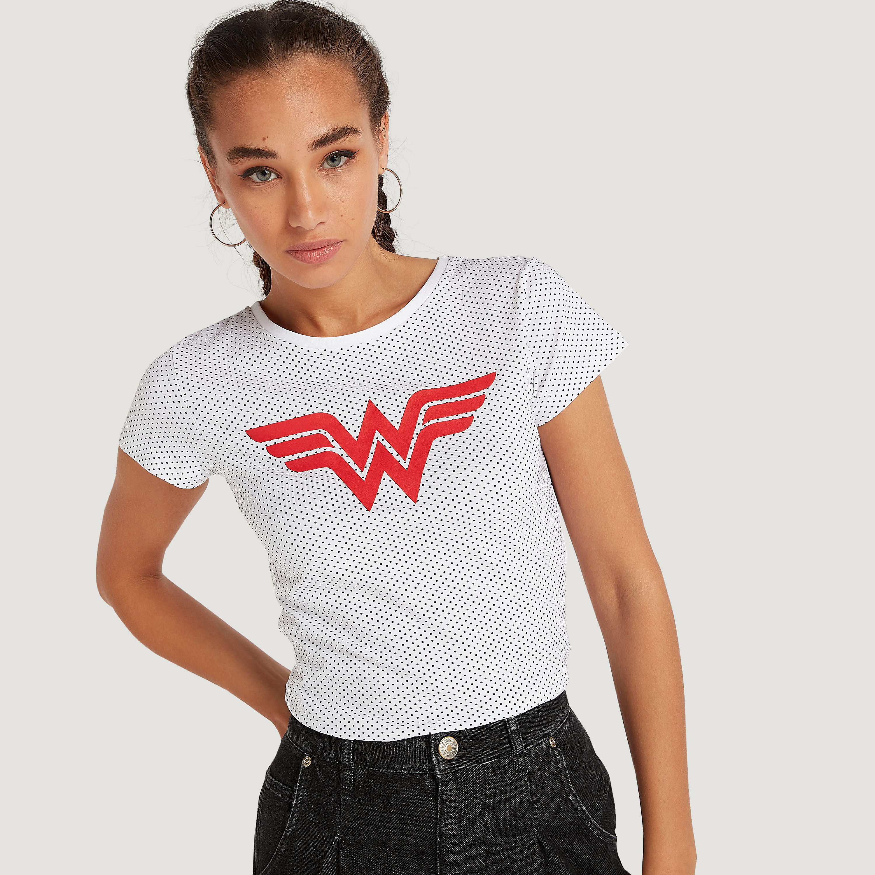 تيشيرت بياقة ضيقة وأكمام كاب وطبعات واندر وامن-women-clothing-tshirts-image-1
