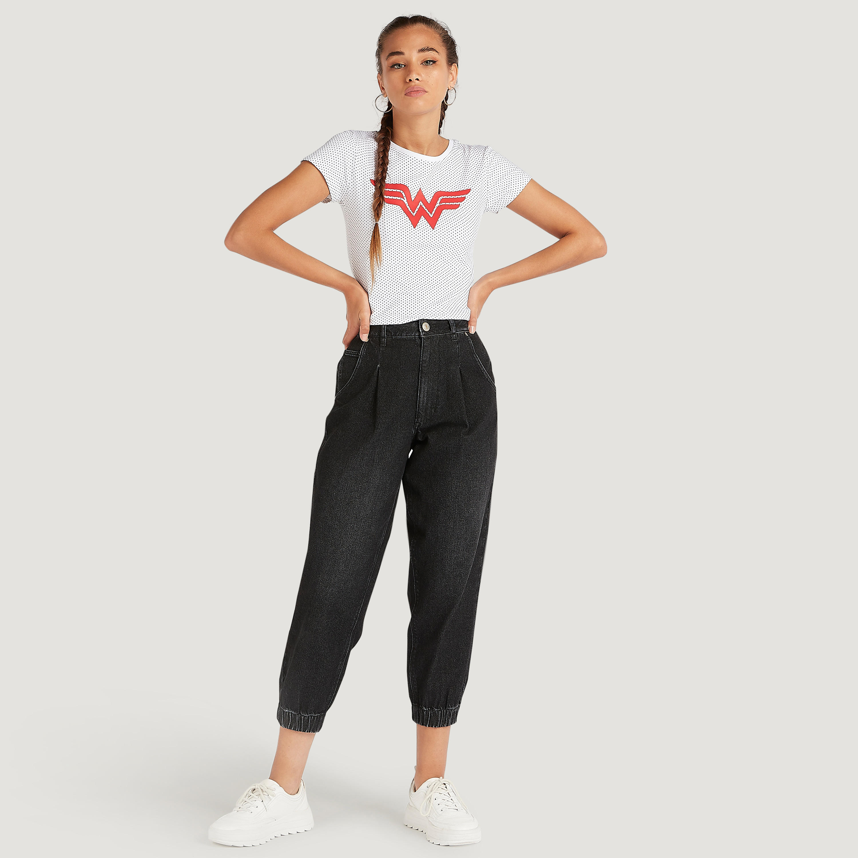 تيشيرت بياقة ضيقة وأكمام كاب وطبعات واندر وامن-women-clothing-tshirts-image-2