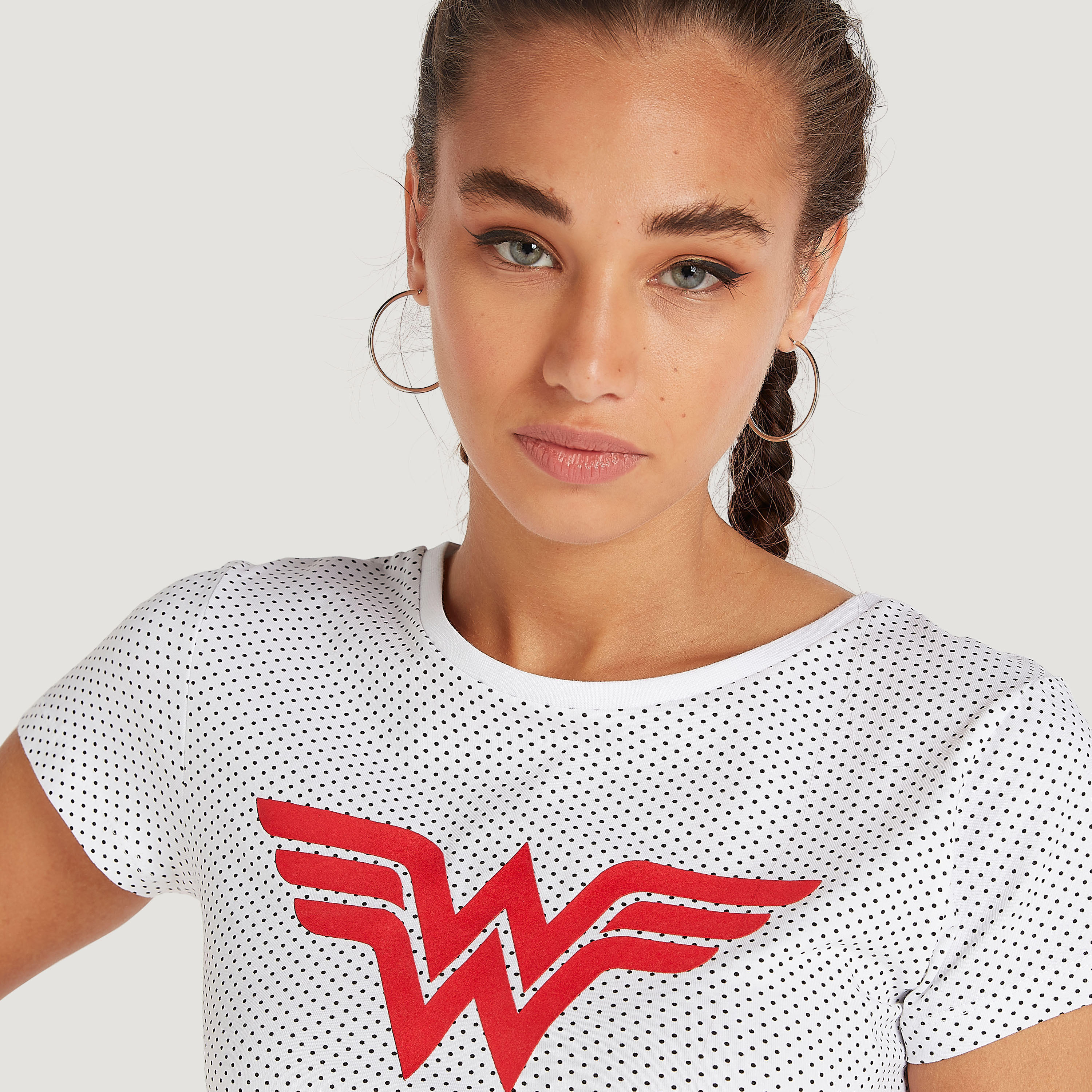 تيشيرت بياقة ضيقة وأكمام كاب وطبعات واندر وامن-women-clothing-tshirts-image-3