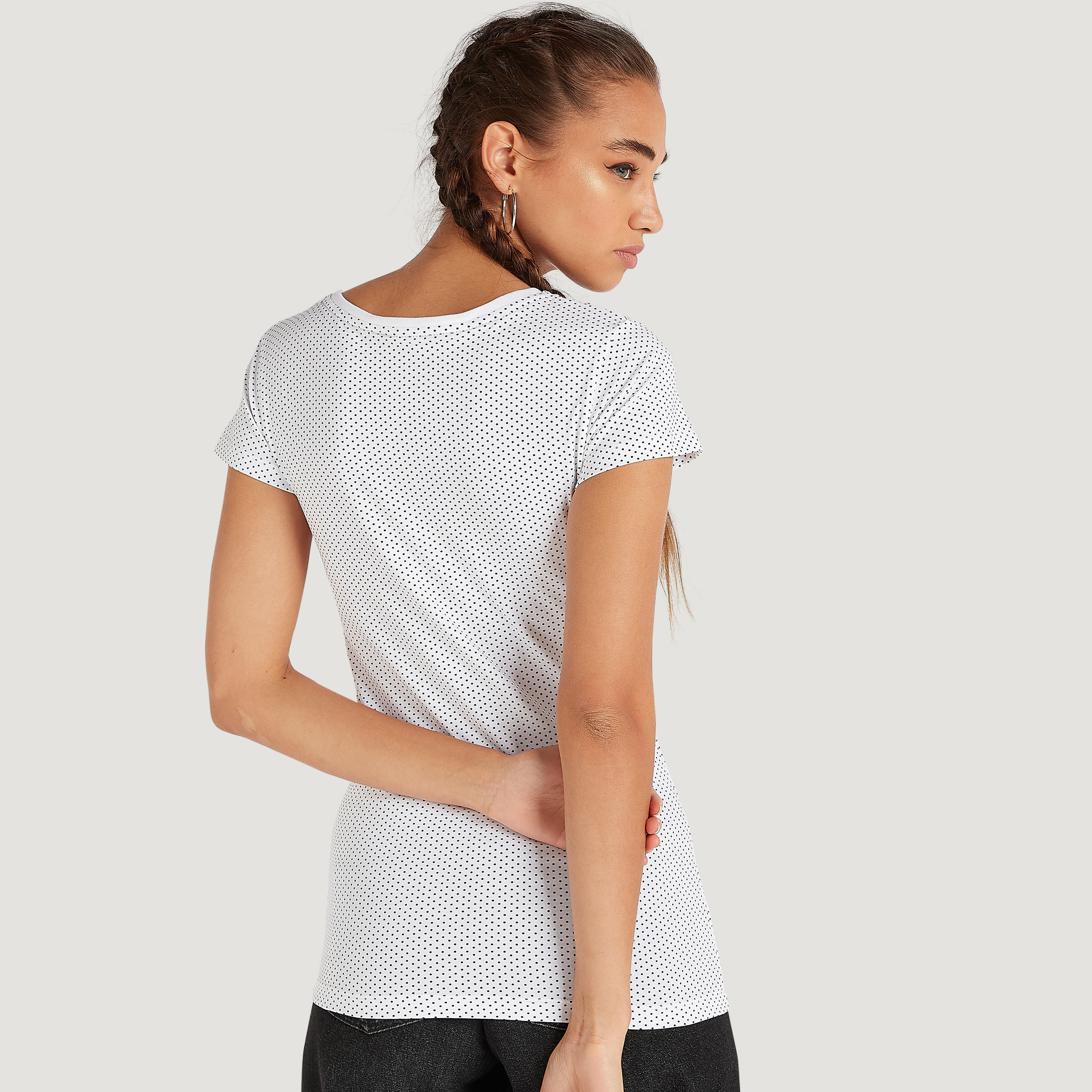 تيشيرت بياقة ضيقة وأكمام كاب وطبعات واندر وامن-women-clothing-tshirts-image-4