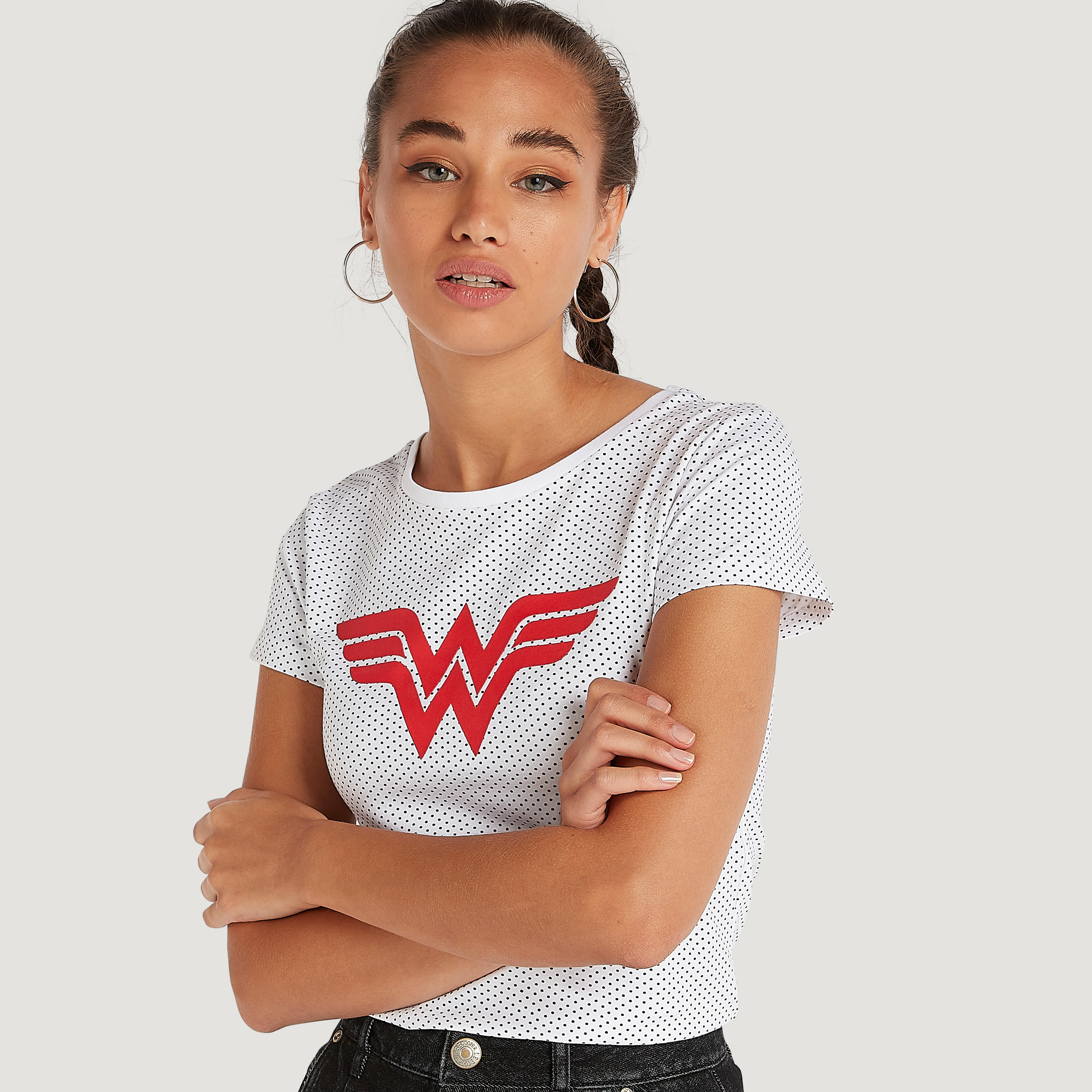 تيشيرت بياقة ضيقة وأكمام كاب وطبعات واندر وامن-women-clothing-tshirts-image-5