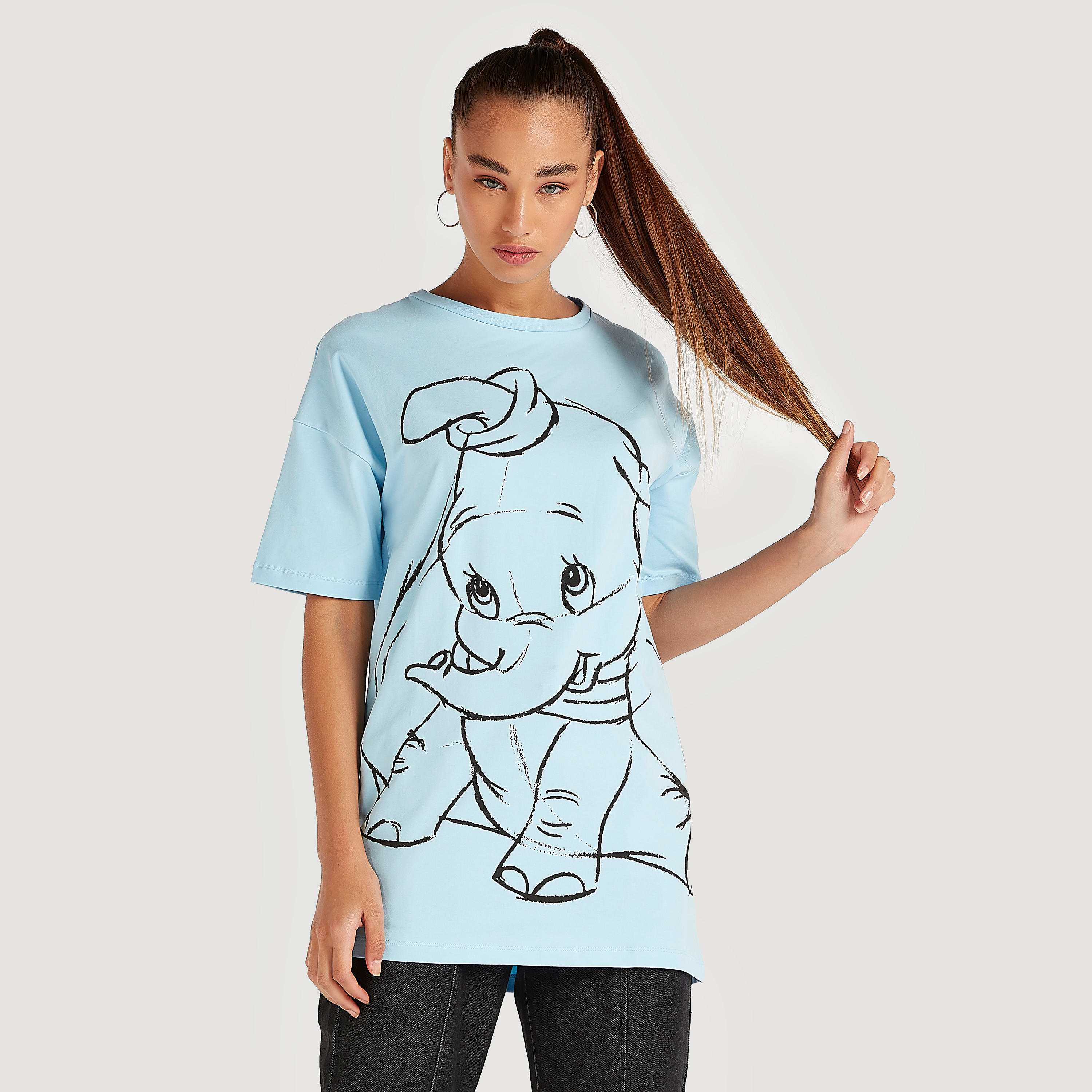تيشيرت طويل بياقة ضيّقة وأكمام قصيرة وطبعات دامبو-women-clothing-tshirts-image-1