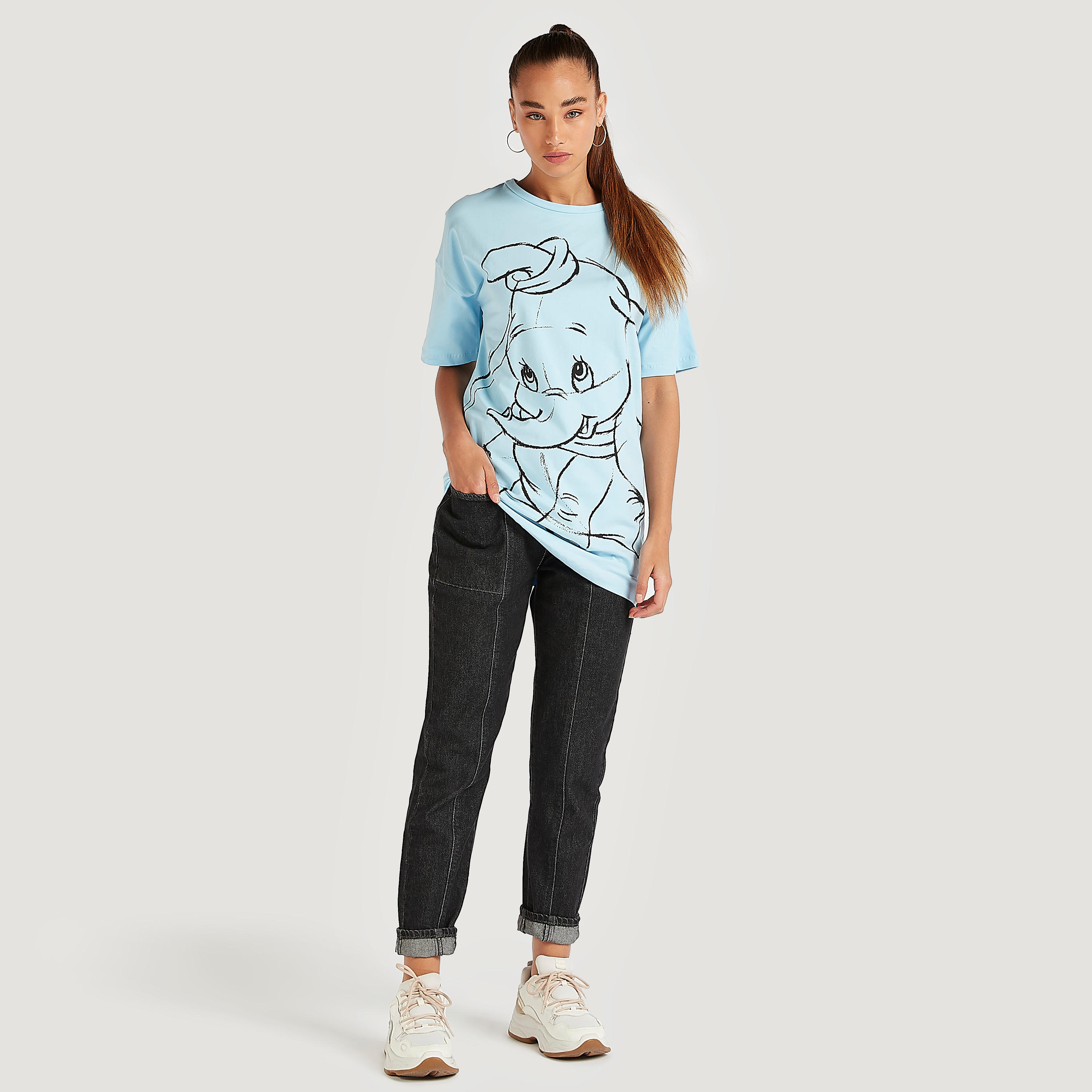 تيشيرت طويل بياقة ضيّقة وأكمام قصيرة وطبعات دامبو-women-clothing-tshirts-image-2