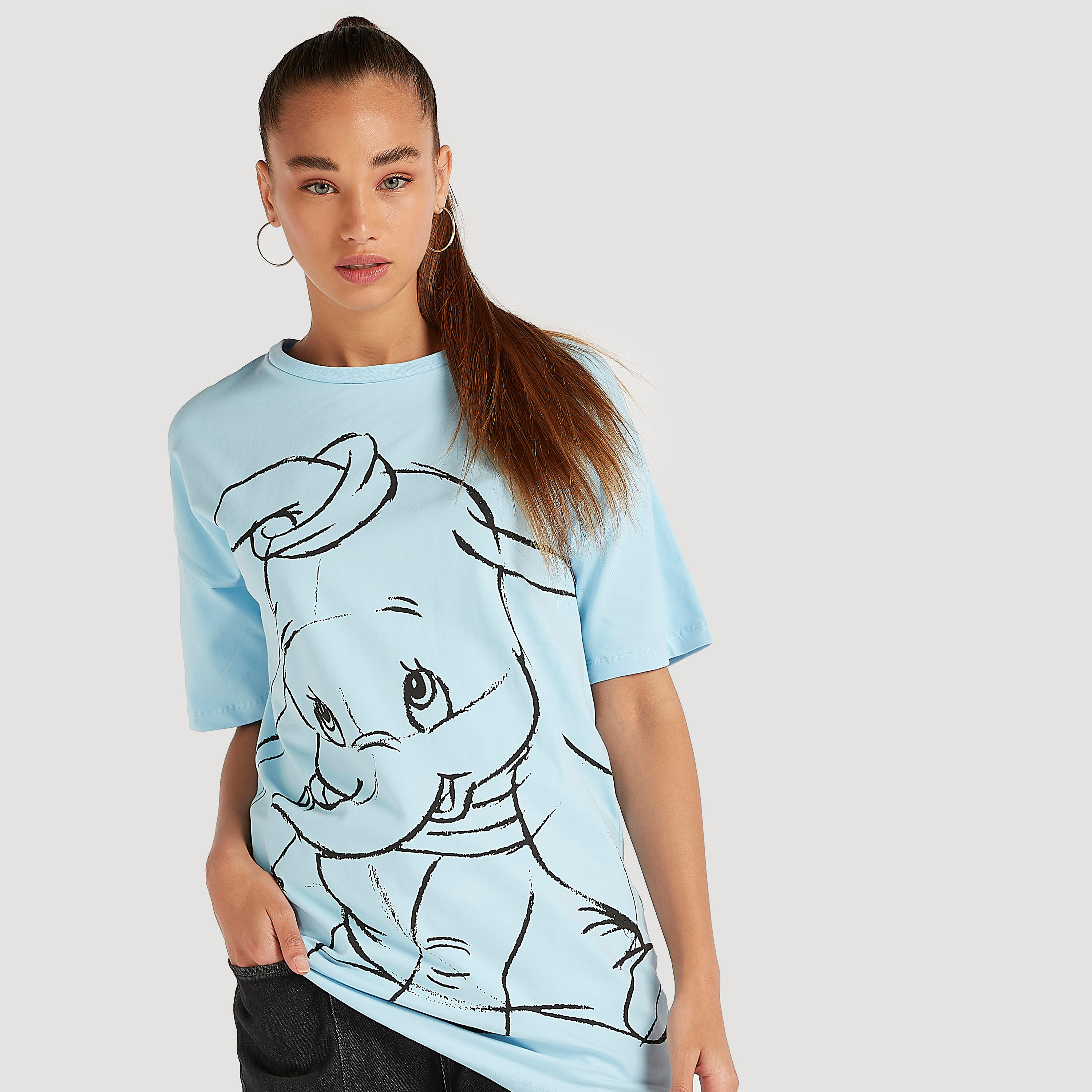 تيشيرت طويل بياقة ضيّقة وأكمام قصيرة وطبعات دامبو-women-clothing-tshirts-image-3