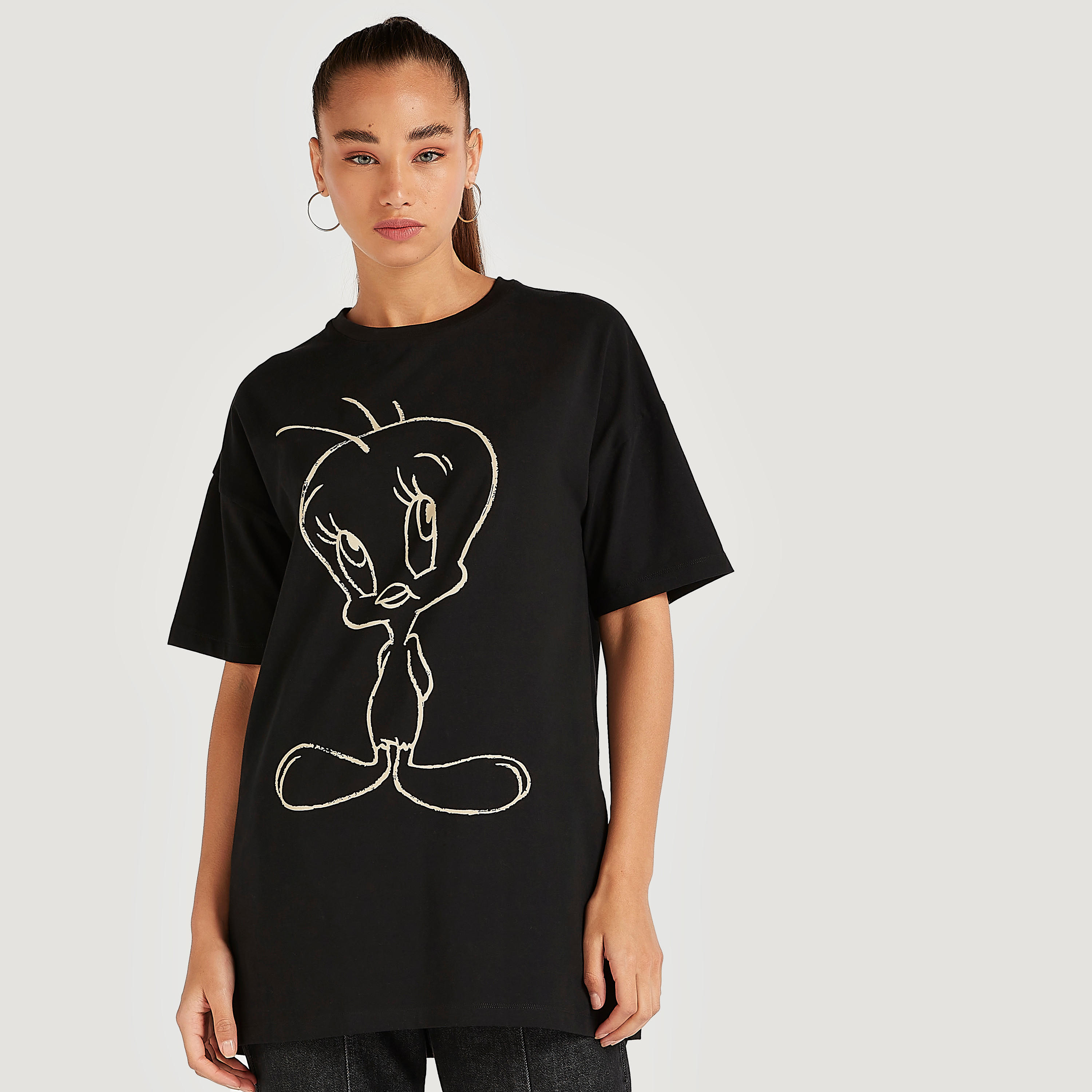 تيشيرت طويلة بياقة ضيّقة وأكمام قصيرة وطبعات تويتي-women-clothing-tshirts-image-1