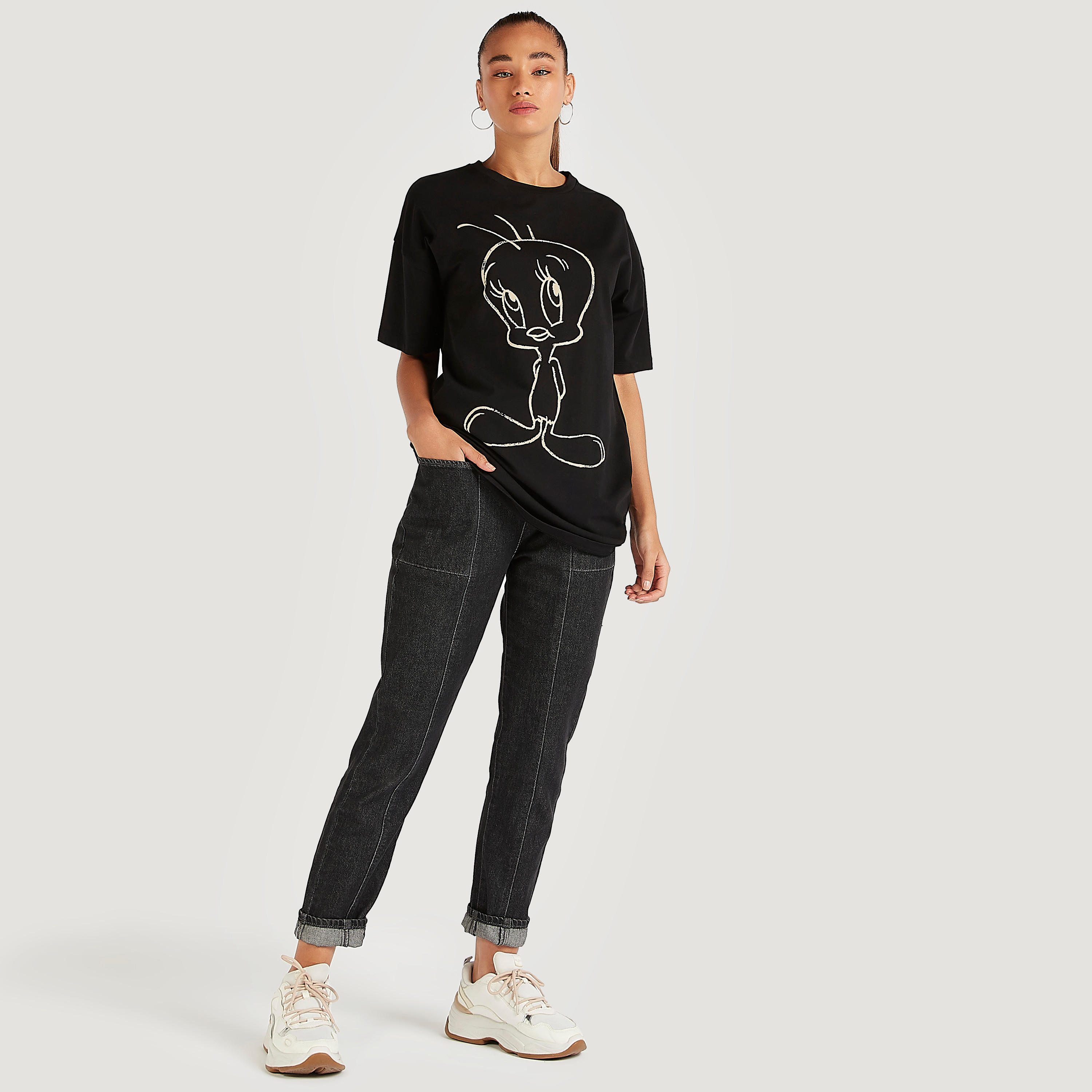 تيشيرت طويلة بياقة ضيّقة وأكمام قصيرة وطبعات تويتي-women-clothing-tshirts-image-2