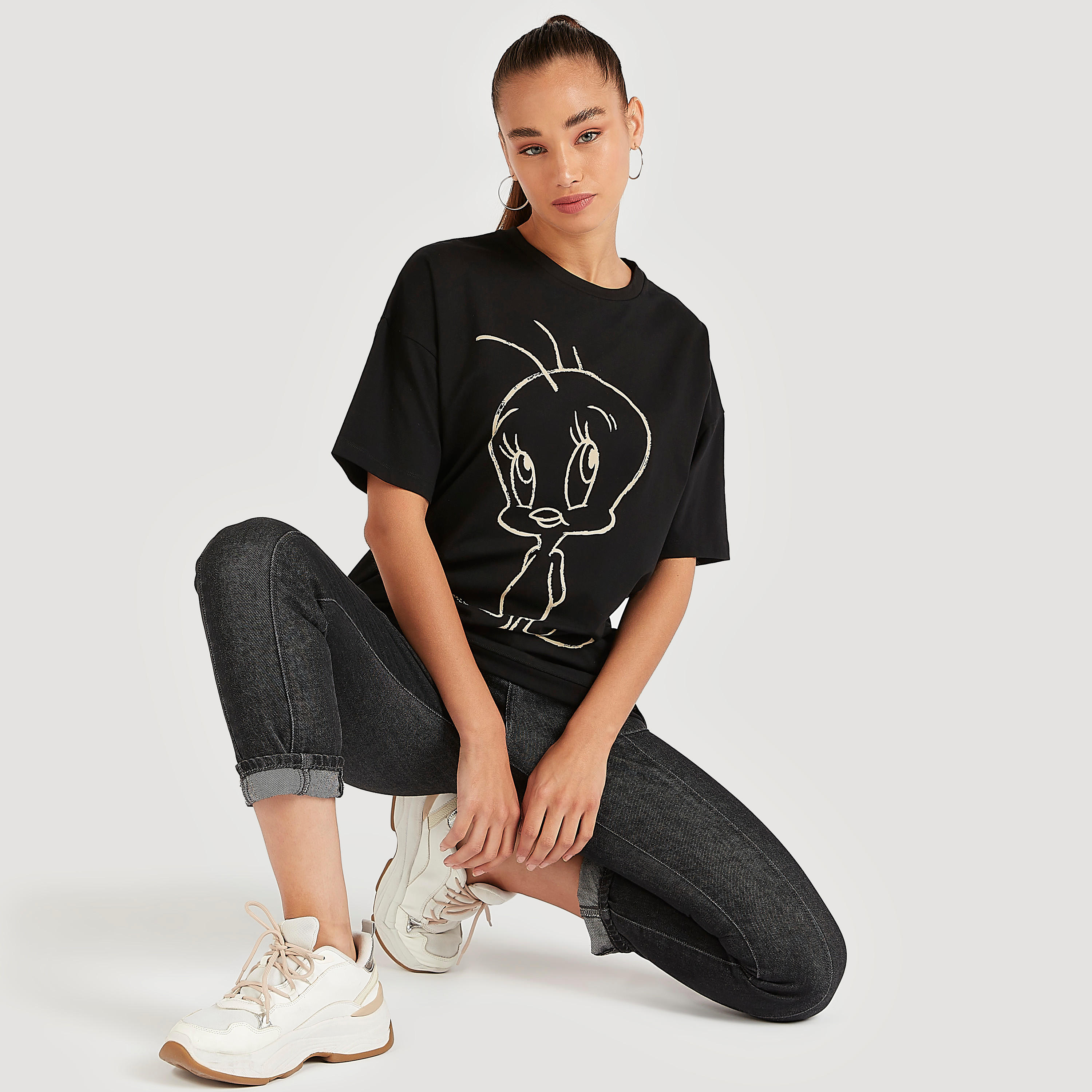 تيشيرت طويلة بياقة ضيّقة وأكمام قصيرة وطبعات تويتي-women-clothing-tshirts-image-3