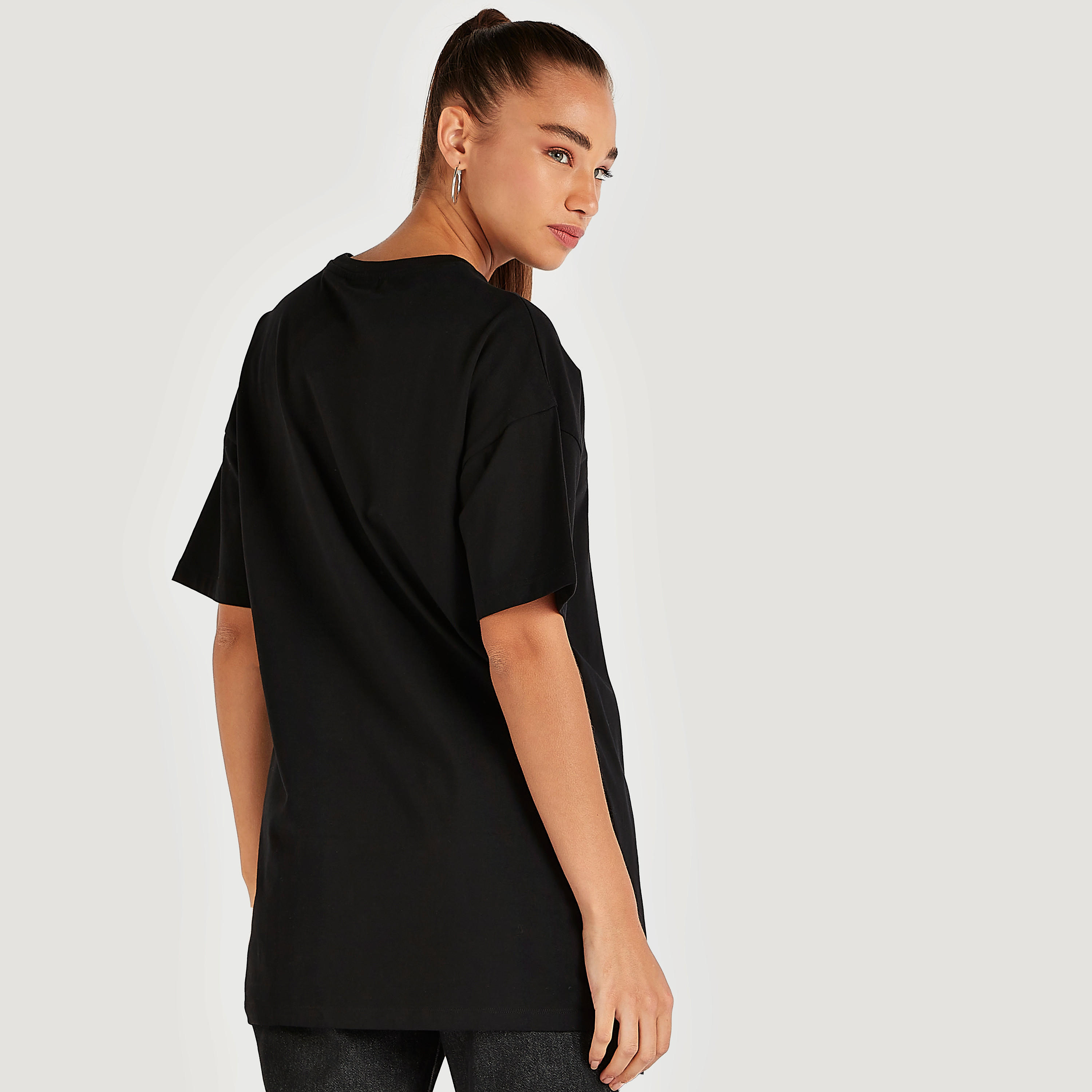 تيشيرت طويلة بياقة ضيّقة وأكمام قصيرة وطبعات تويتي-women-clothing-tshirts-image-4