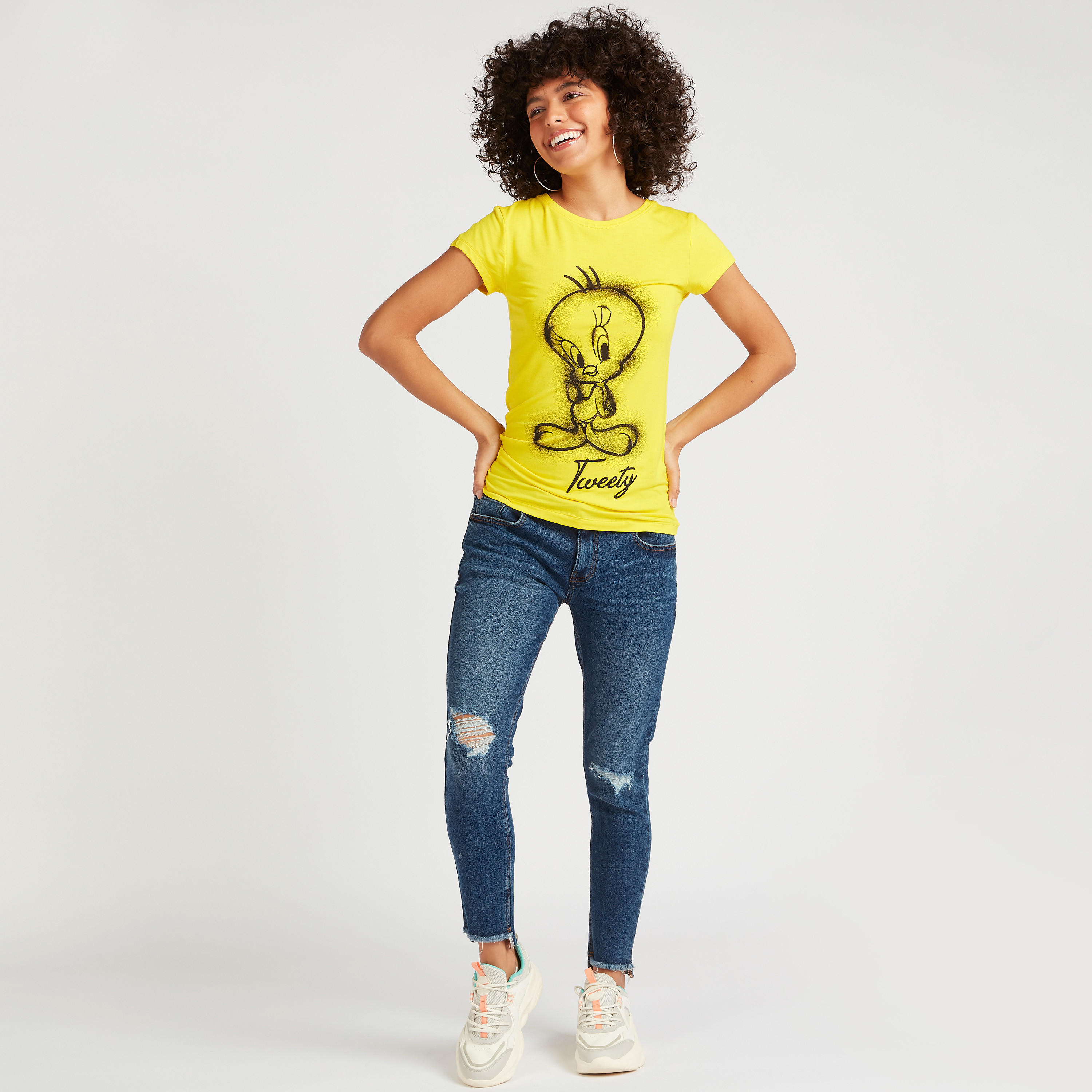 تيشيرت بياقة ضيّقة وأكمام كاب وطبعات تويتي-women-clothing-tshirts-image-2