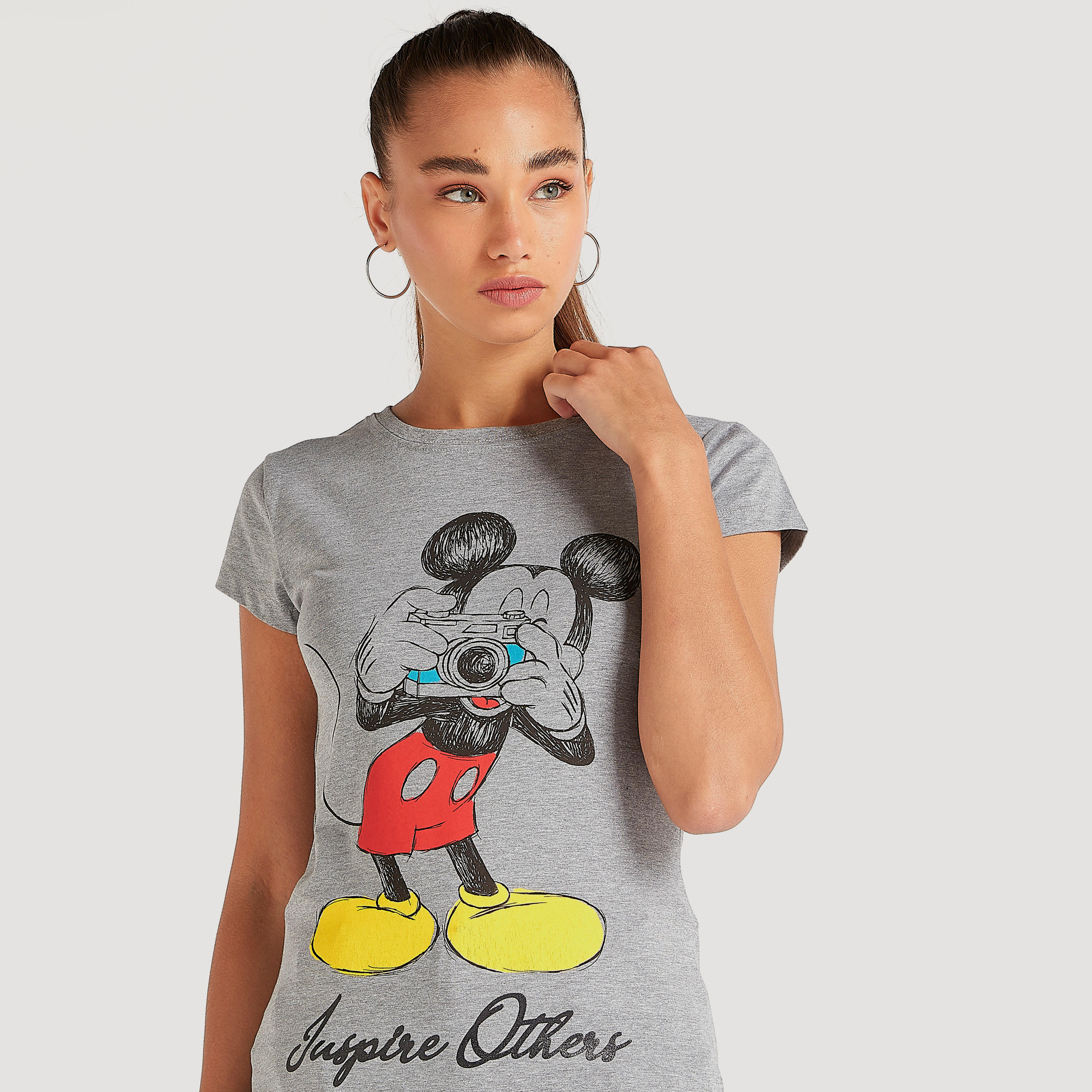 تيشيرت بياقة ضيّقة وأكمام كاب وطبعات ميكي ماوس-women-clothing-tshirts-image-1