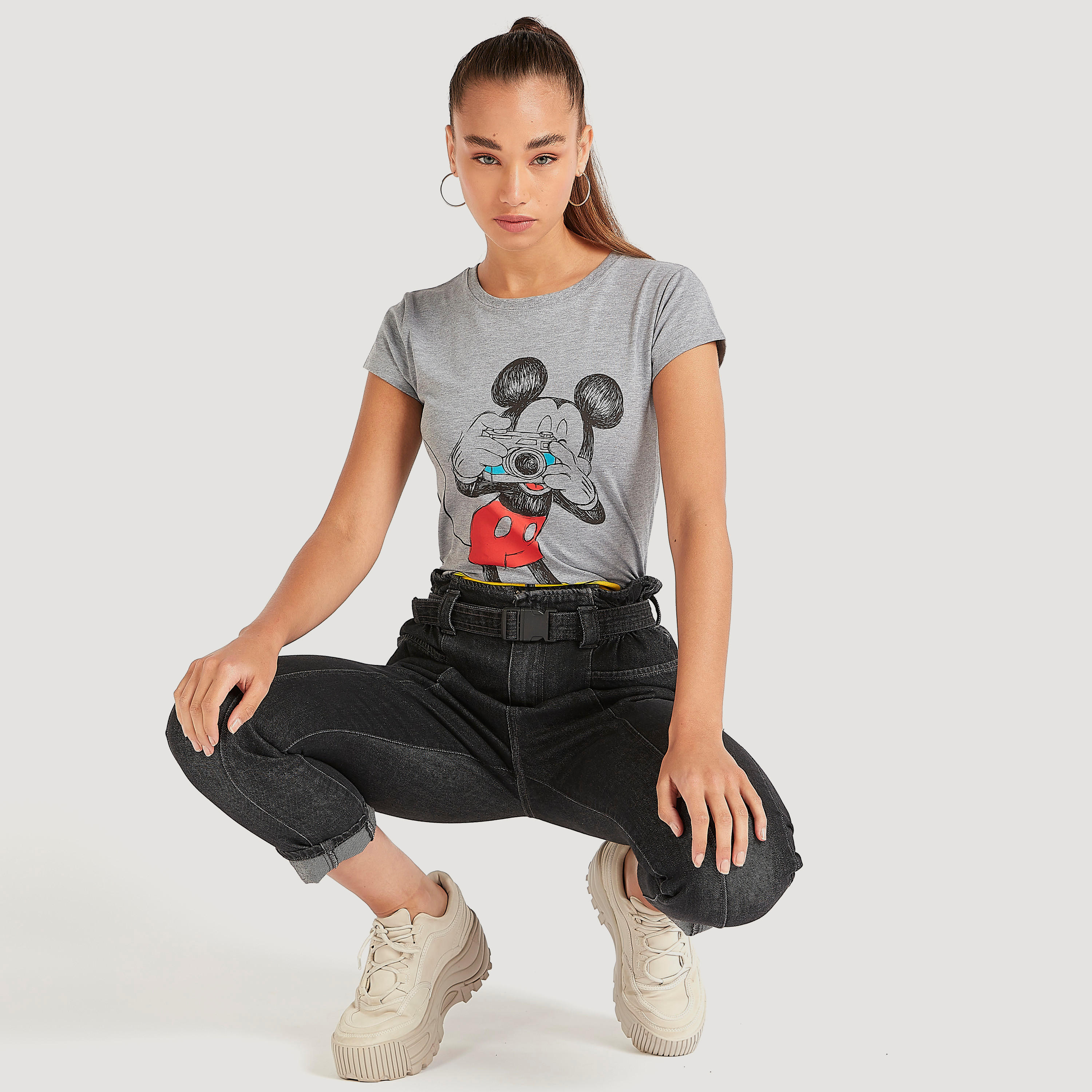 تيشيرت بياقة ضيّقة وأكمام كاب وطبعات ميكي ماوس-women-clothing-tshirts-image-2