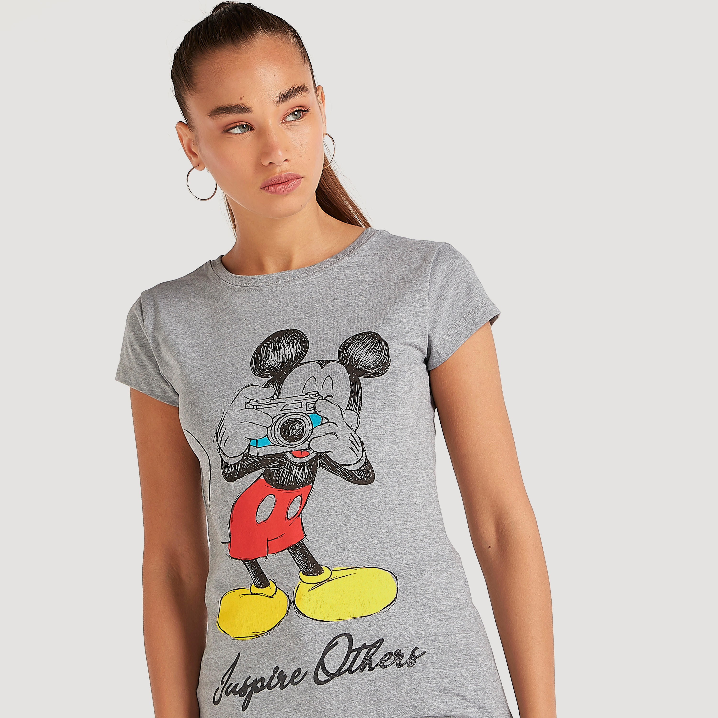 تيشيرت بياقة ضيّقة وأكمام كاب وطبعات ميكي ماوس-women-clothing-tshirts-image-3