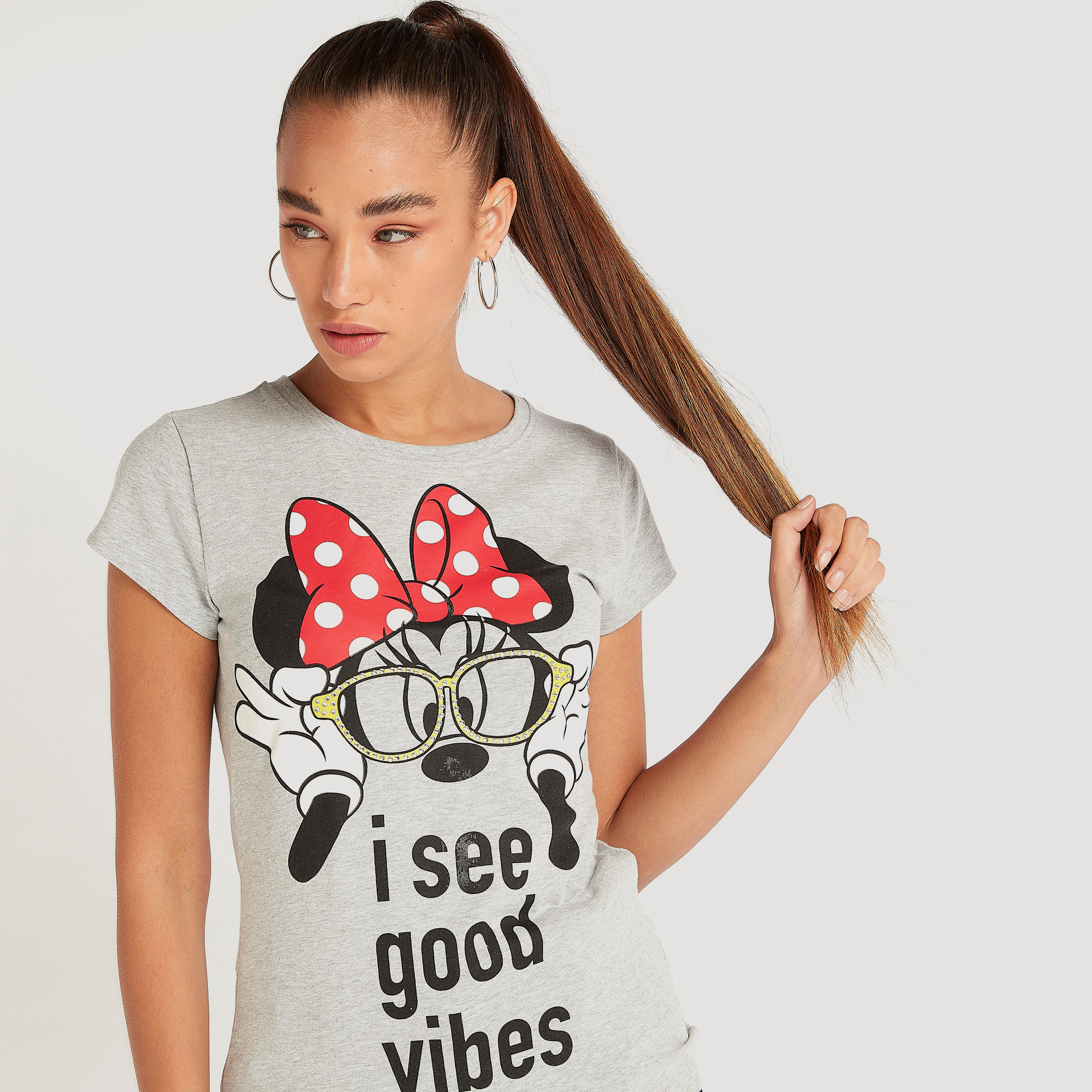 تيشيرت بياقة ضيّقة وأكمام كاب وطبعات ميكي ماوس-women-clothing-tshirts-image-1