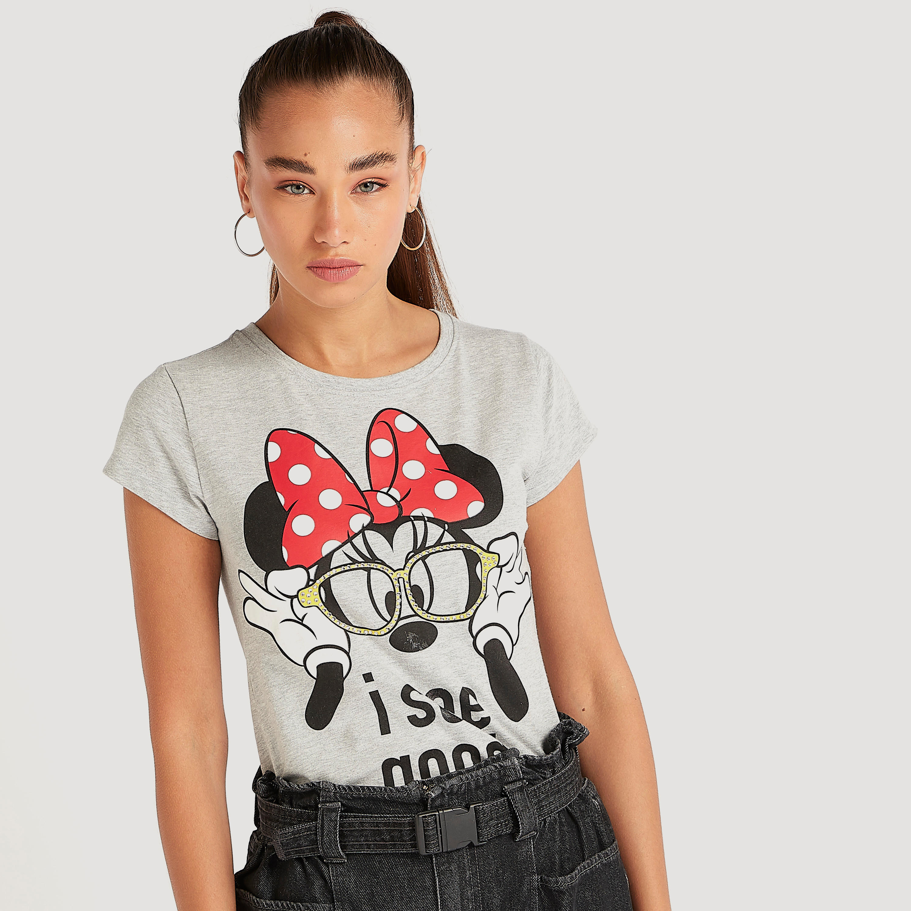 تيشيرت بياقة ضيّقة وأكمام كاب وطبعات ميكي ماوس-women-clothing-tshirts-image-3