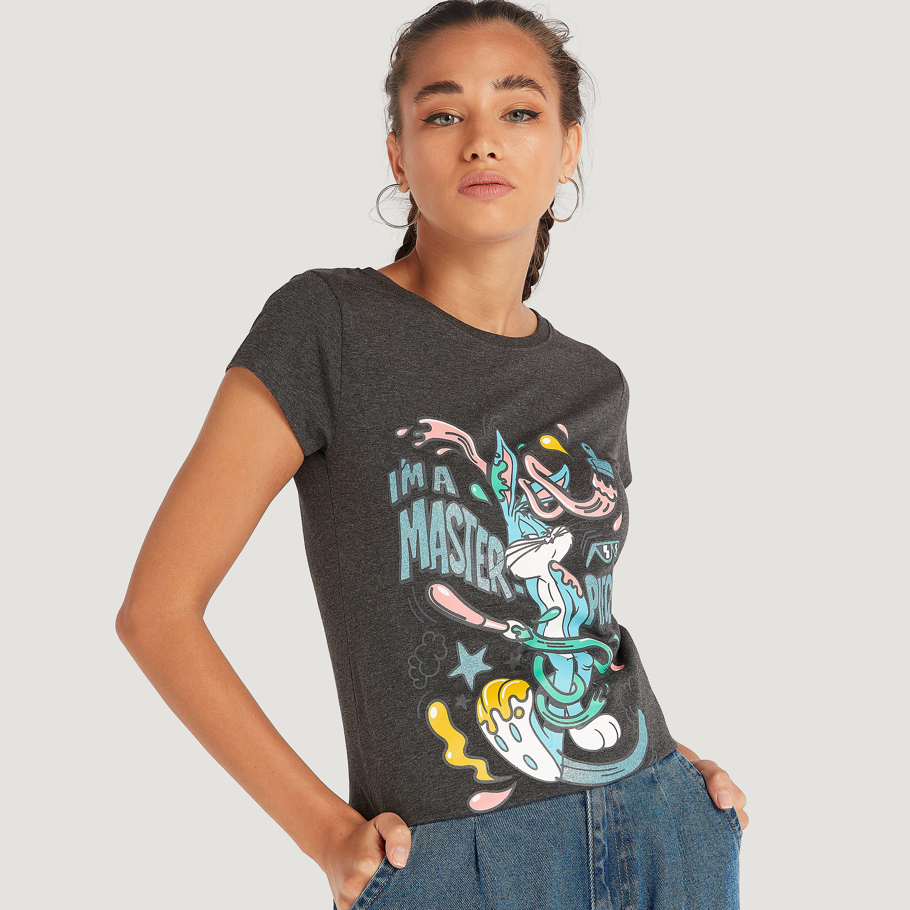 تيشيرت بياقة ضيّقة وأكمام كاب وطبعات باجز باني-women-clothing-tshirts-image-1