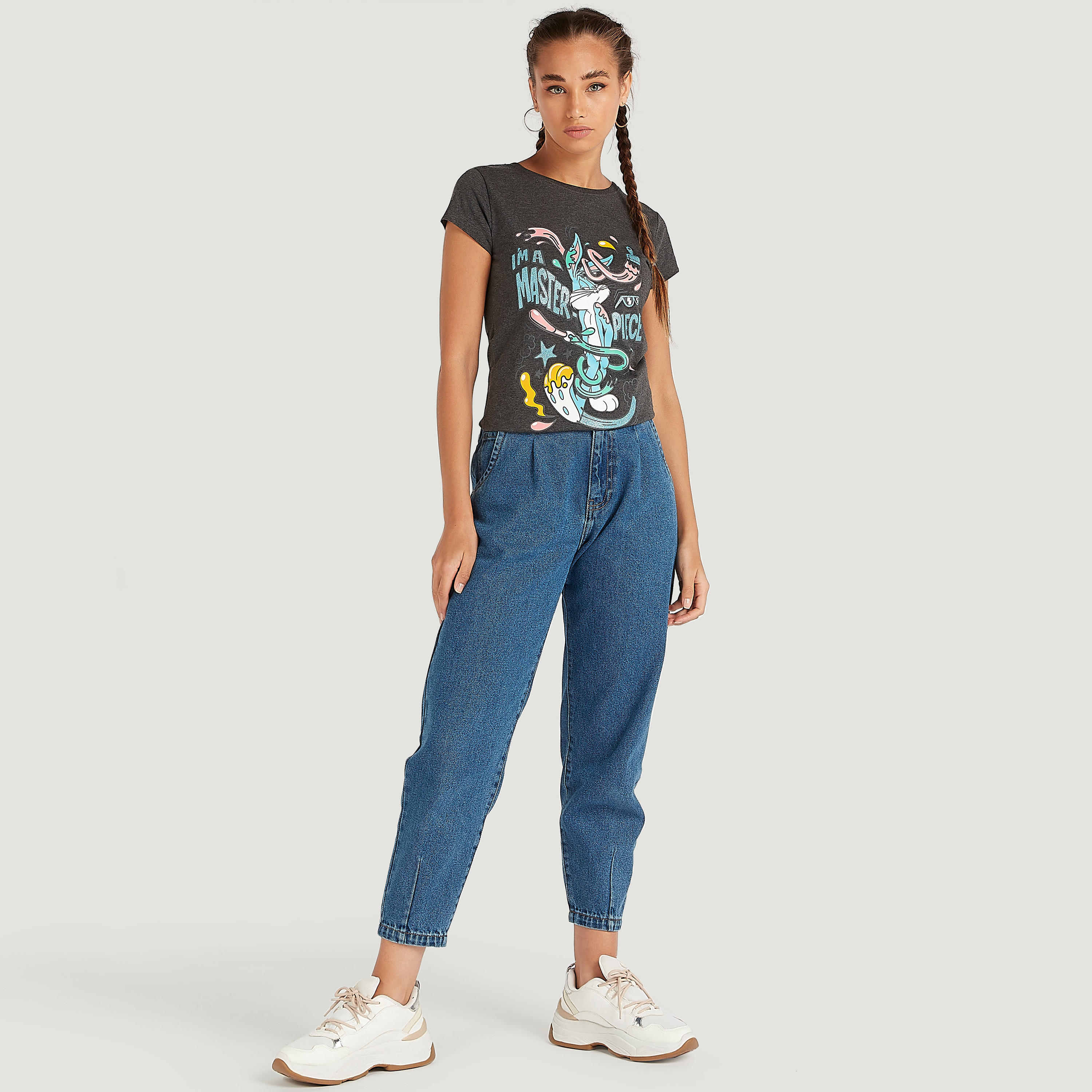 تيشيرت بياقة ضيّقة وأكمام كاب وطبعات باجز باني-women-clothing-tshirts-image-2