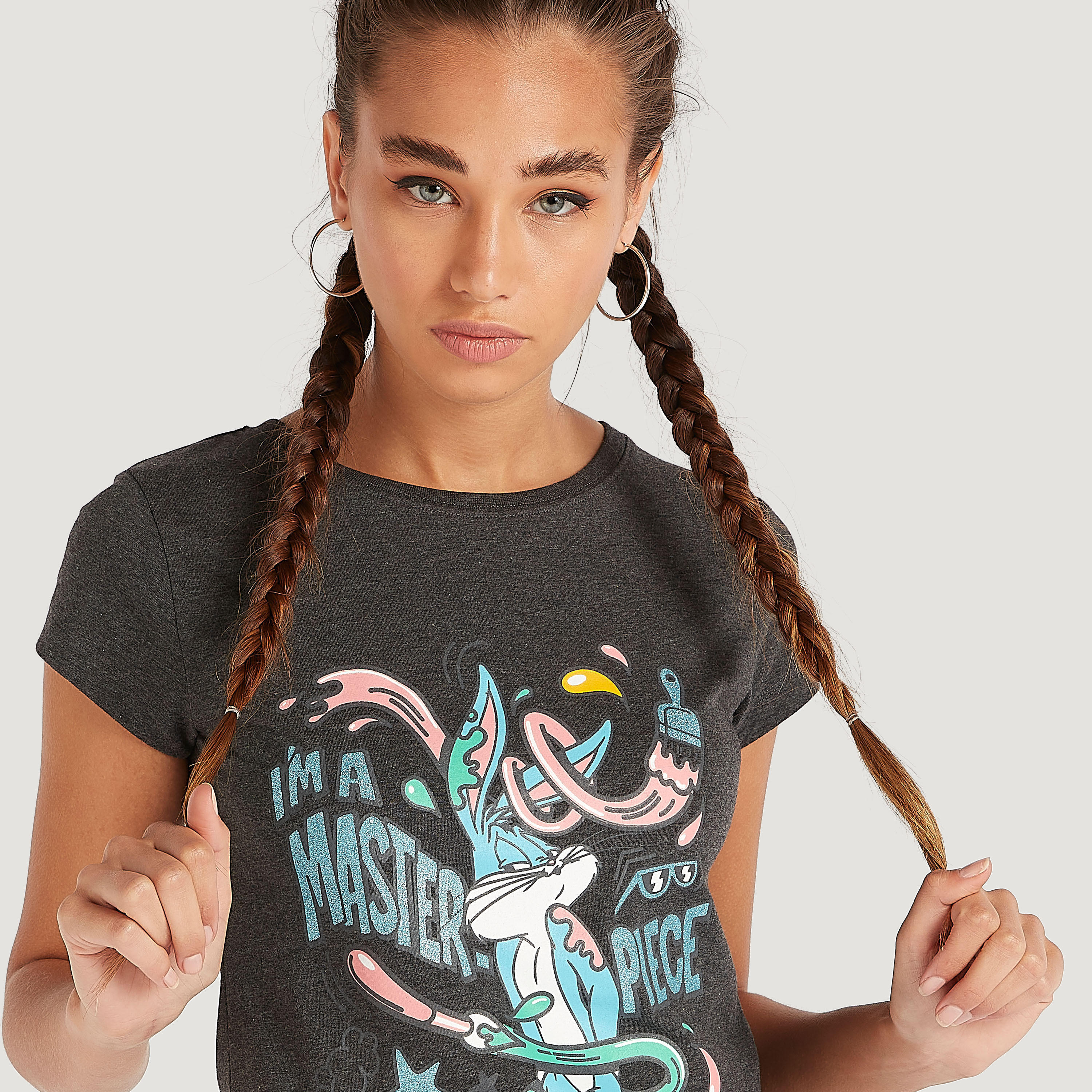 تيشيرت بياقة ضيّقة وأكمام كاب وطبعات باجز باني-women-clothing-tshirts-image-3