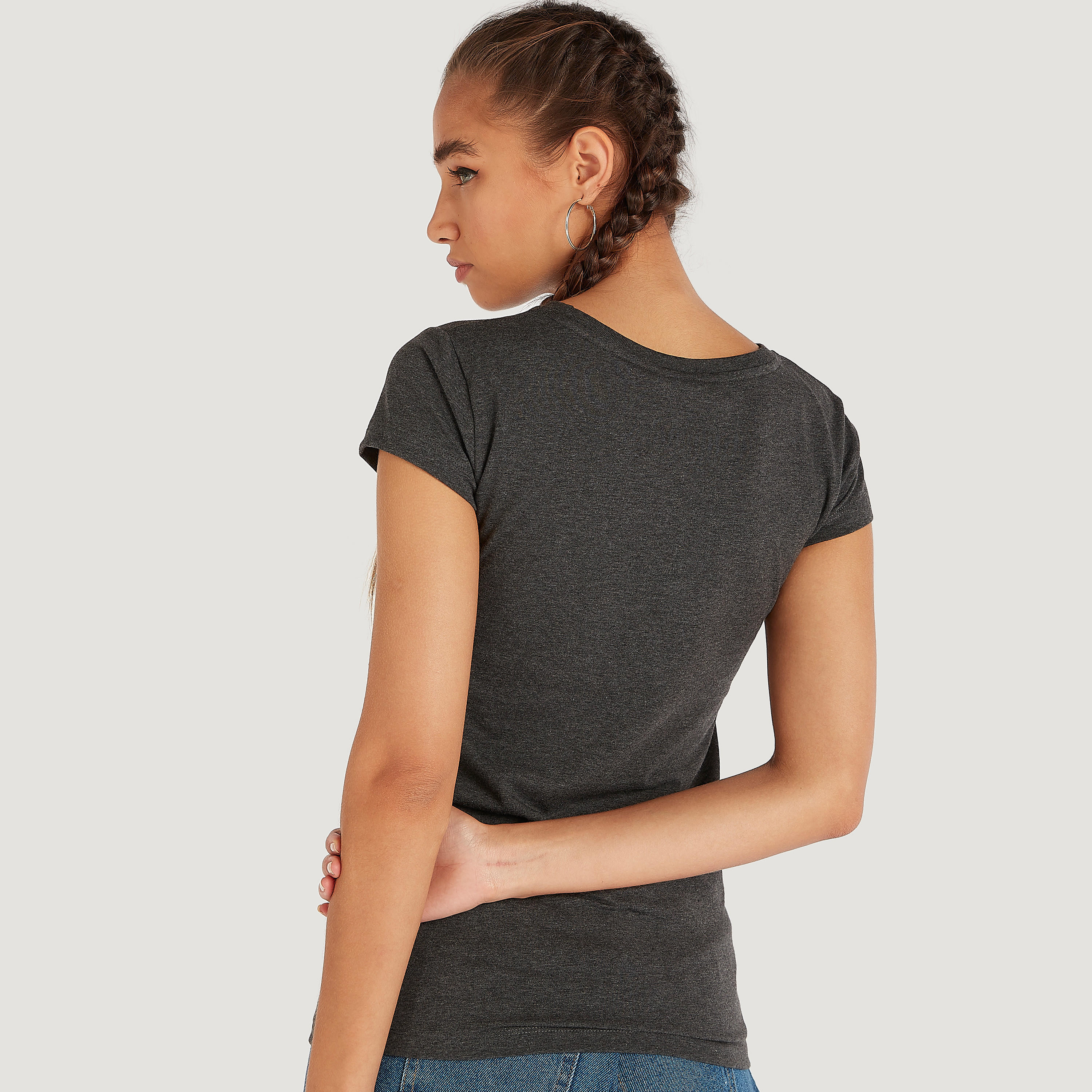 تيشيرت بياقة ضيّقة وأكمام كاب وطبعات باجز باني-women-clothing-tshirts-image-4