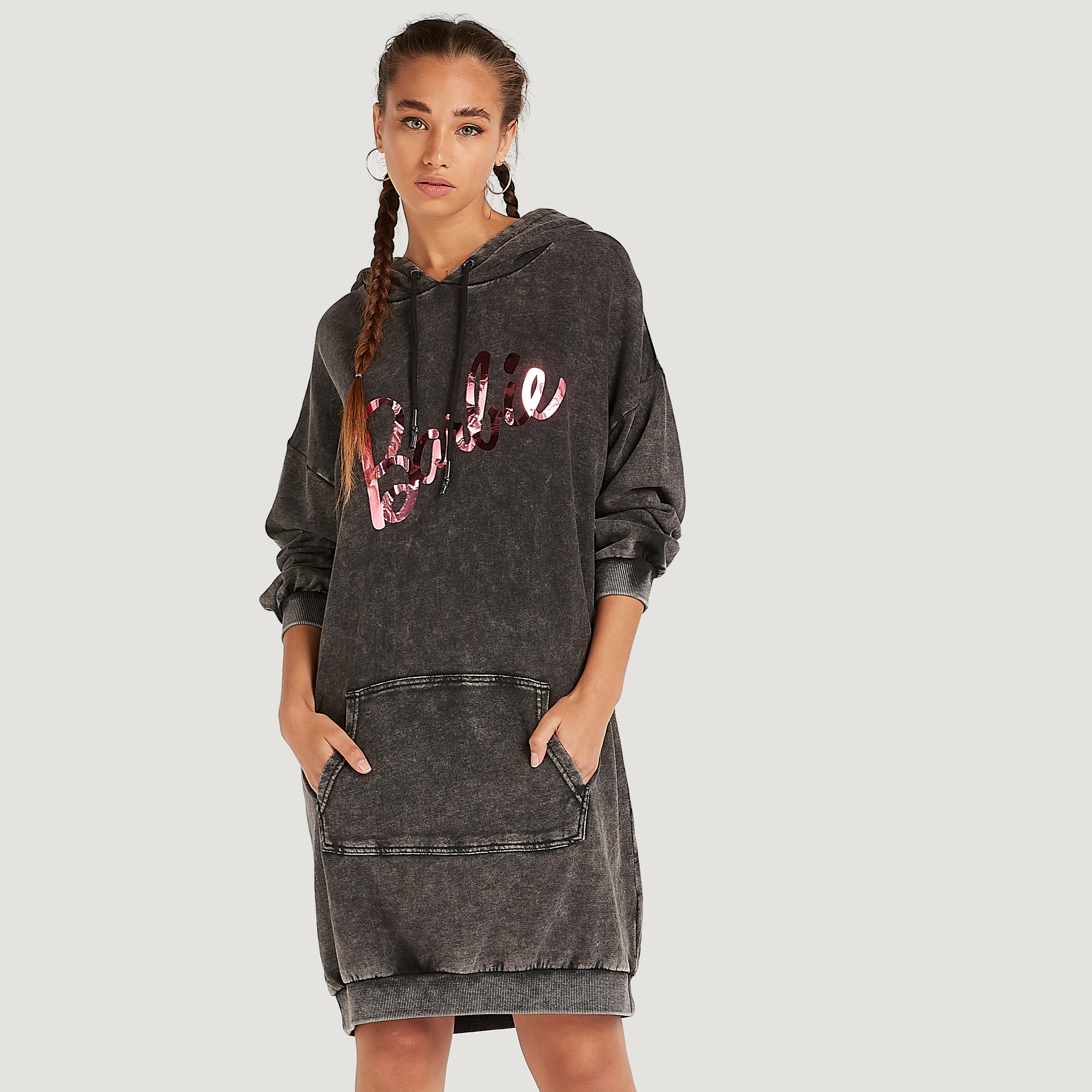 فستان جامبر قصير بقبّعة وجيوب كنغر وطبعات باربي-women-clothing-dresses-image-1