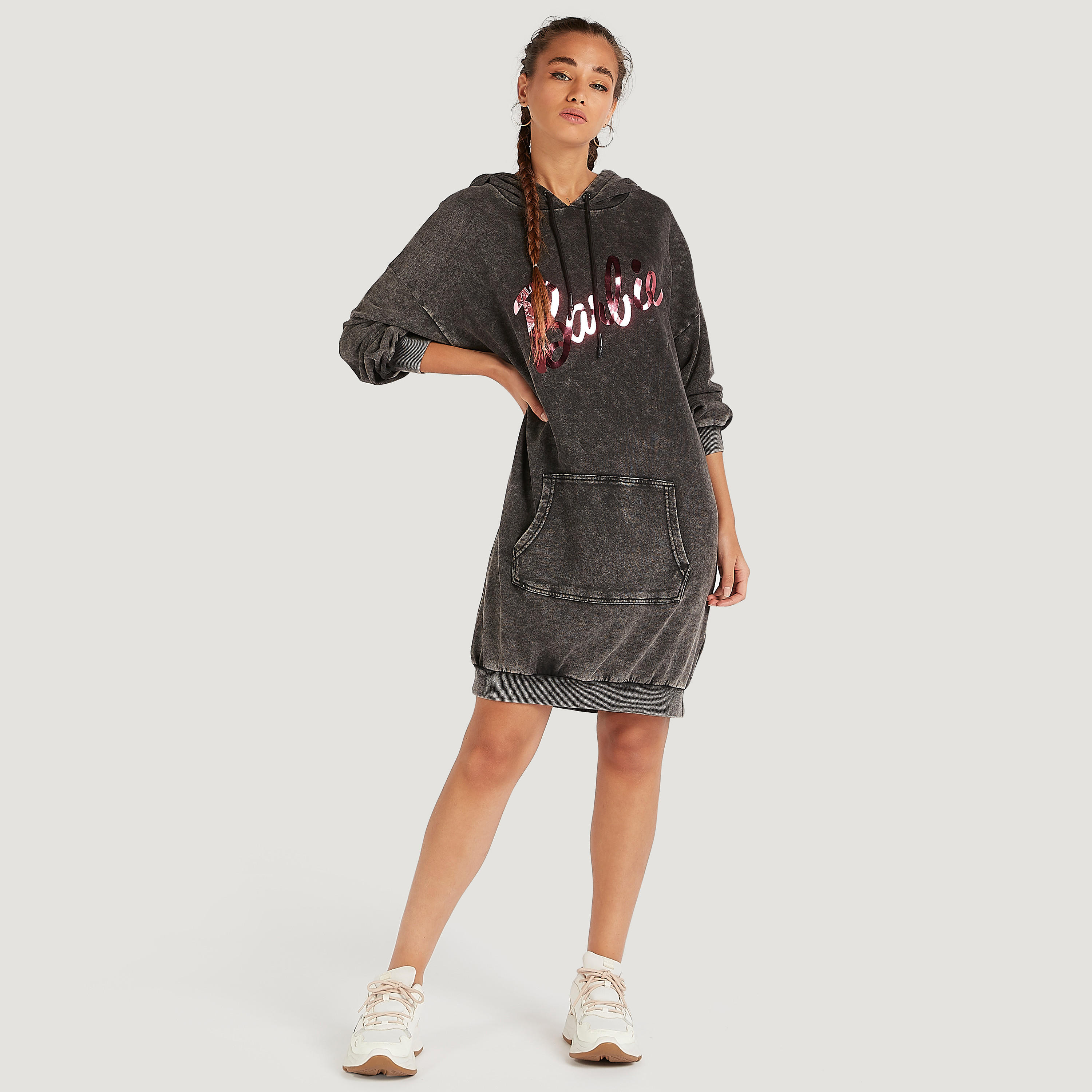 فستان جامبر قصير بقبّعة وجيوب كنغر وطبعات باربي-women-clothing-dresses-image-2