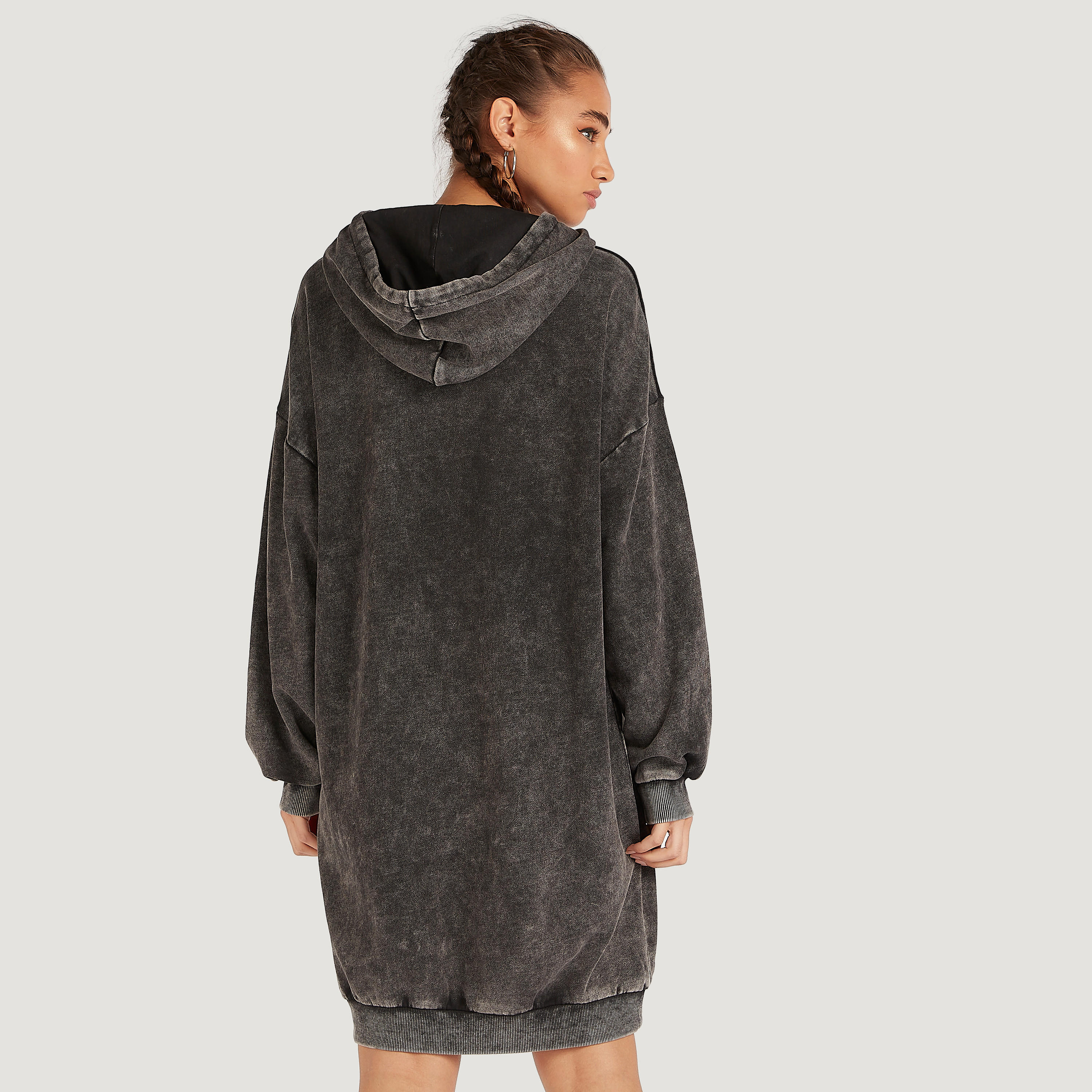 فستان جامبر قصير بقبّعة وجيوب كنغر وطبعات باربي-women-clothing-dresses-image-4